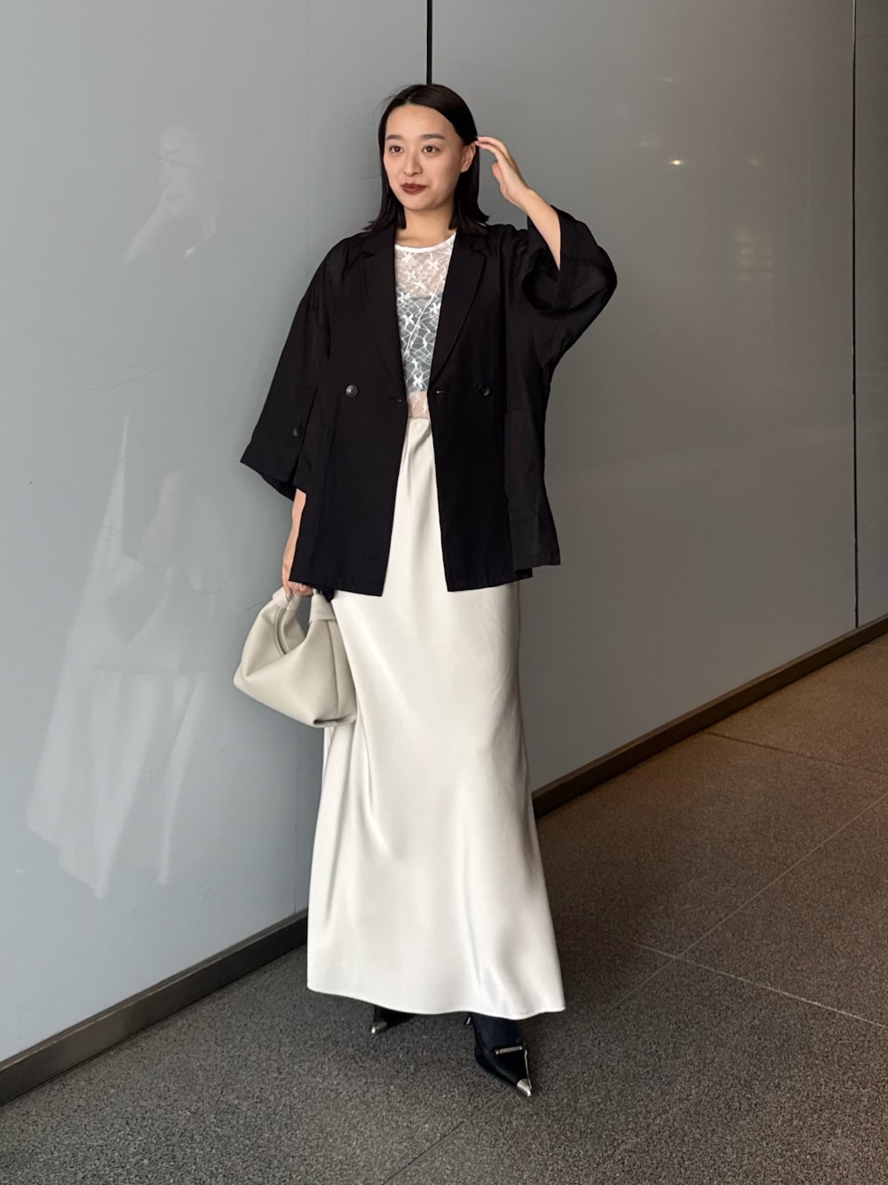 「ジャケット、ジャケットスタイル、ジャケットコーデ、シアートップス、シアー、サテンスカート、モノトーン、モノトーンコーデ、きれいめ、キレイめ」｜「Lui'sのスリーブスリットシアージャケット（テーラードジャケット、ブラック系）」を使った、miuさん（レディース・158cm）の夏コーディネートの1枚目の写真