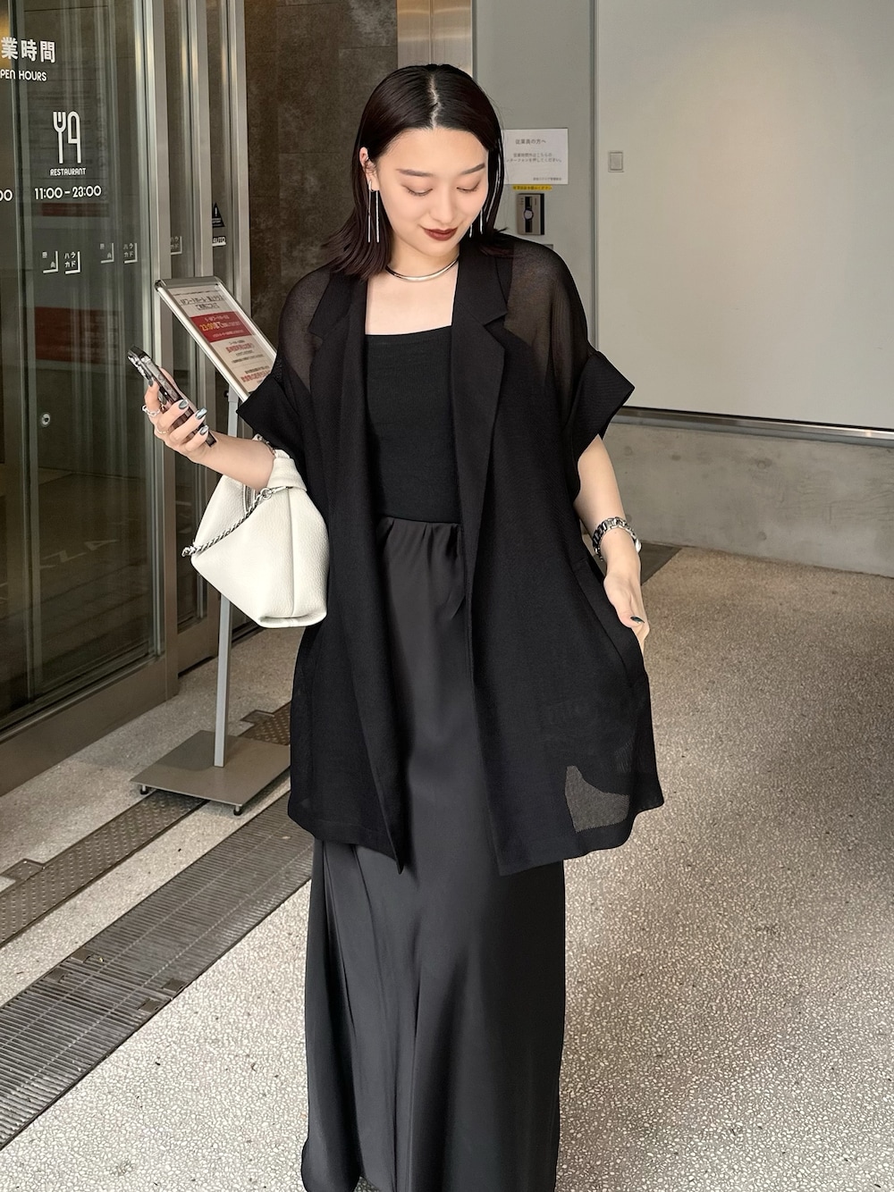 「モノトーン、雨の日コーデ、マーメイドスカート、ラクチンコーデ、オトナカワイイ、今日のコーデ、春夏コーデ、着回しコーデ、きれいめコーディネート、夏、楽チンコーデ、大人コーデ、大人カジュアルコーデ、ジャケット、ジャケットスタイル」｜「Lui'sのメッシュ半袖ジャケット（テーラードジャケット、ブラック系）」を使った、miuさん（レディース・158cm）の夏コーディネートの1枚目の写真