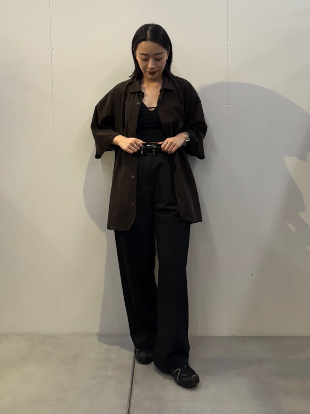 「シャツスタイル、今日のコーデ、春服コーデ、お出かけコーデ、シンプルスタイル、大人女子、着回しコーデ、オトナ女子、きれいめコーデ、モノトーンコーデ、シャツ、シャツコーデ」｜「Lui'sのキュプラワイドショートスリーブシャツ (セットアップ対応）（シャツ/ブラウス、ブラウン系）」を使った、miuさん（骨格ストレート・レディース・158cm）の春コーディネートの1枚目の写真