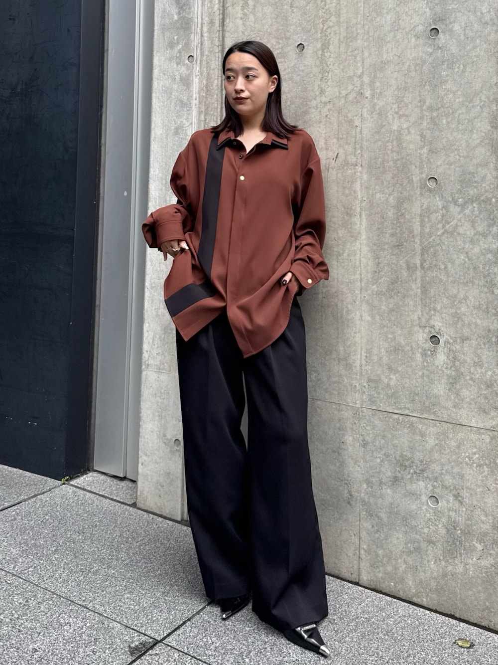 「シャツ、シャツスタイル、シャツコーデ、デザイントップス、デザインシャツ、比翼シャツ、CULLNI、CULLNIコーデ、CULLNIexclusive、モード、モードストリート、モードカジュアル、モード系、モードスタイル、キレイめ」｜「Lui'sの《-3キロ見え》2タックベーシックワイドパンツ（スラックス、ブラック系）」を使った、miuさん（レディース・158cm）の夏コーディネートの1枚目の写真