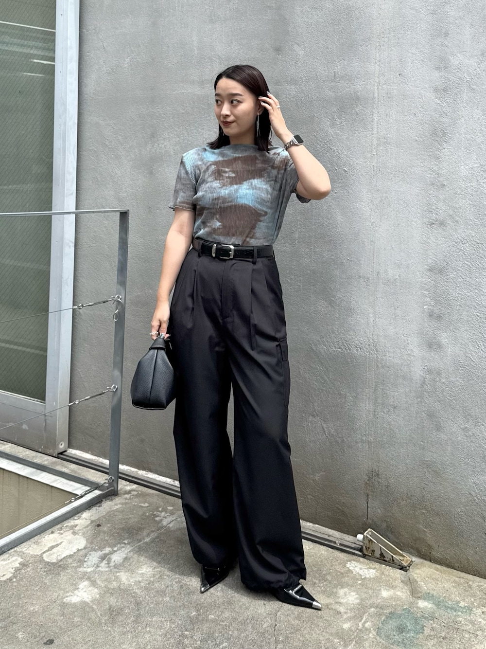 「シンプルコーデ、大人女子、楽チンコーデ、オトナカジュアル、最近のいい感じコーデ、春服コーデ、きれいめコーデ、シアートップス、シアー、カーゴパンツ、カーゴパンツコーデ、モード、モードカジュアル」｜「Lui'sのプリーツシアートップス（Tシャツ/カットソー、ブルー系）」を使った、miuさん（レディース・158cm）の春コーディネートの1枚目の写真