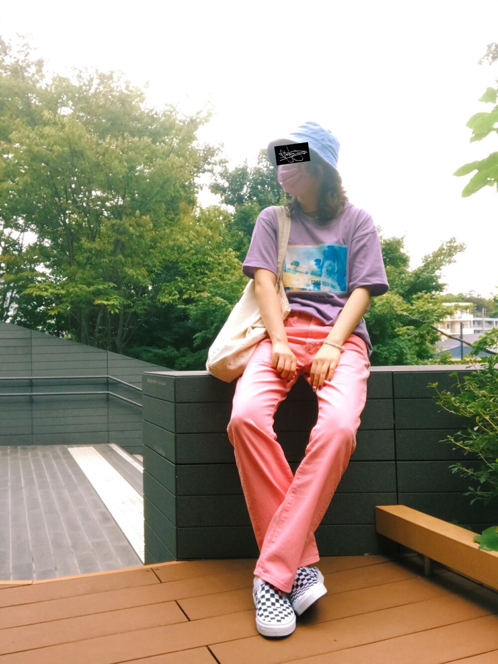 ピンク系のデニムパンツ、パープル系のTシャツ/カットソー、ホワイト系のスニーカーを着用したレディースの秋コーディネートの1枚目の写真