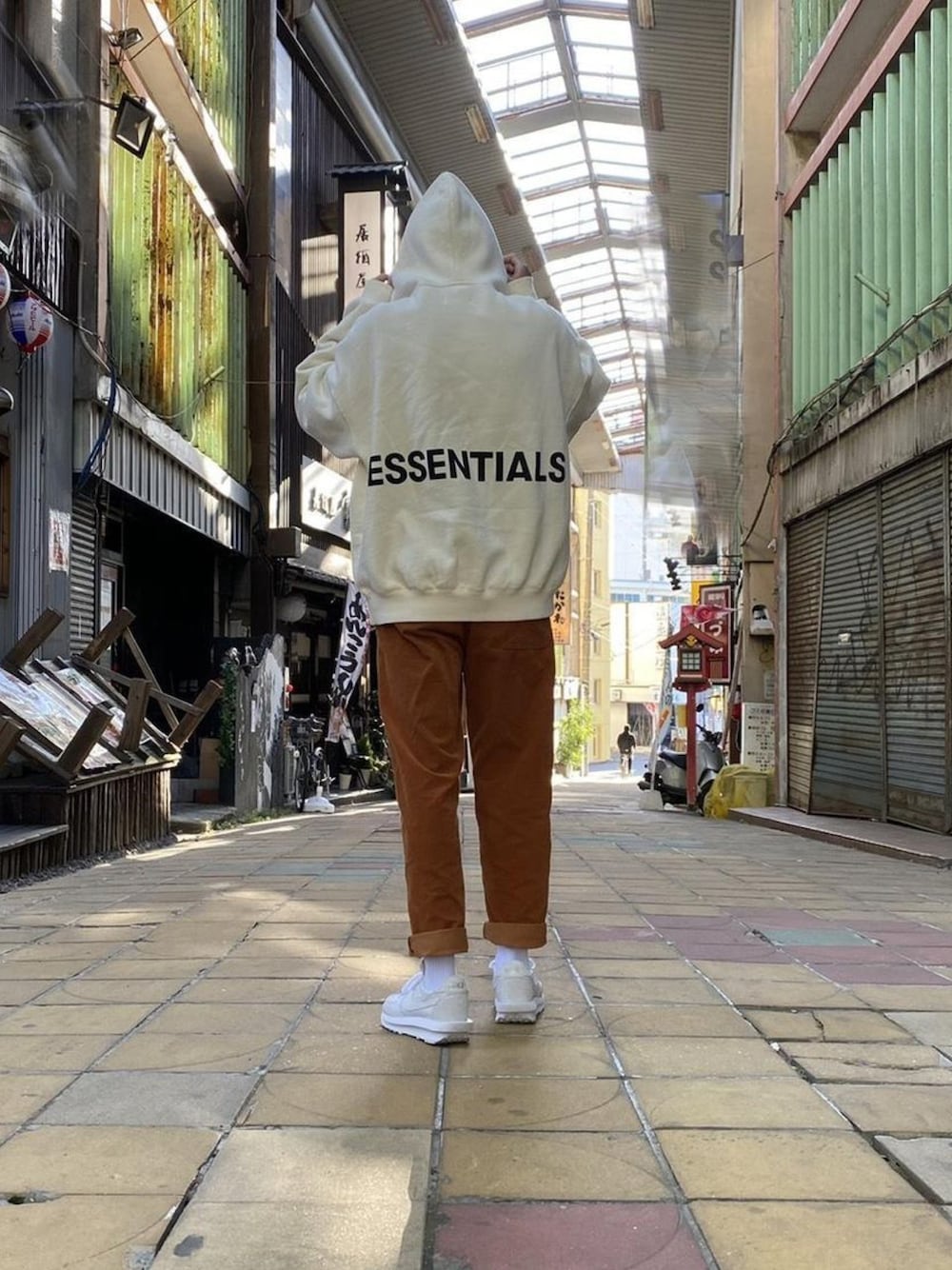 「エッセンシャルズ、ESSENTIALS、sacai、fog」｜「FOG ESSENTIALSの【FEAR OF GOD ESSENTIALS】ビッグシルエットプルオーバーパーカー バックプリントボリューム袖フ―デットトレーナー（パーカー、ベージュ系）」を使った、takumasiiさん（メンズ・170cm）の冬コーディネートの1枚目の写真