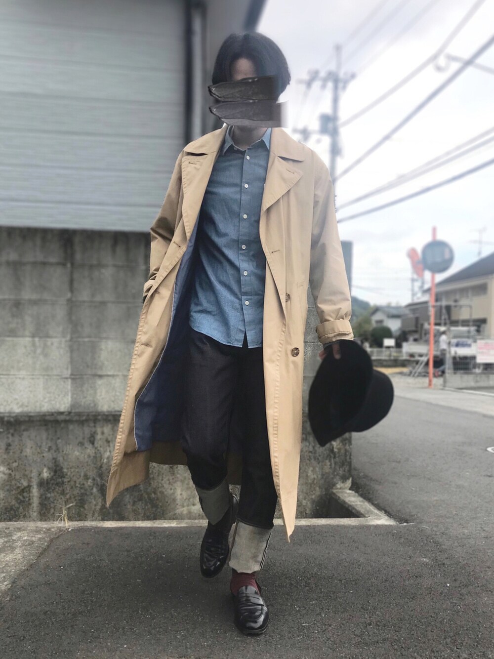 「トレンチコート、ローファー、デニムシャツ、ロングコート、大人カジュアル、デニムパンツ、革靴、ロールアップ、リジットデニム、きれいめカジュアル、シャツスタイル、低身長、秋、秋コーデ」｜「Wizzardのアイテム（ハット、ブラック系）」を使った、munikunさん（メンズ・168cm）の秋コーディネートの1枚目の写真