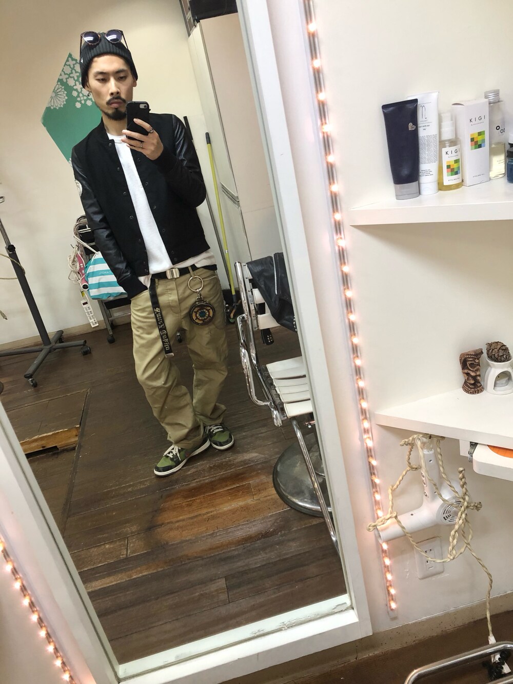 「秋コーデ、秋のコーデ、オトナカジュアル、カジュアル、チノパン、スタジャン、ニット帽、レザージャケット、スニーカー、バイカースタイル、ストリート、ストリートMIX、NIKE、ナイキ、スニーカーコーデ」｜「A.D.S.R.のアイテム（サングラス、その他）」を使った、tkc18さん（メンズ・173cm）の秋コーディネートの1枚目の写真