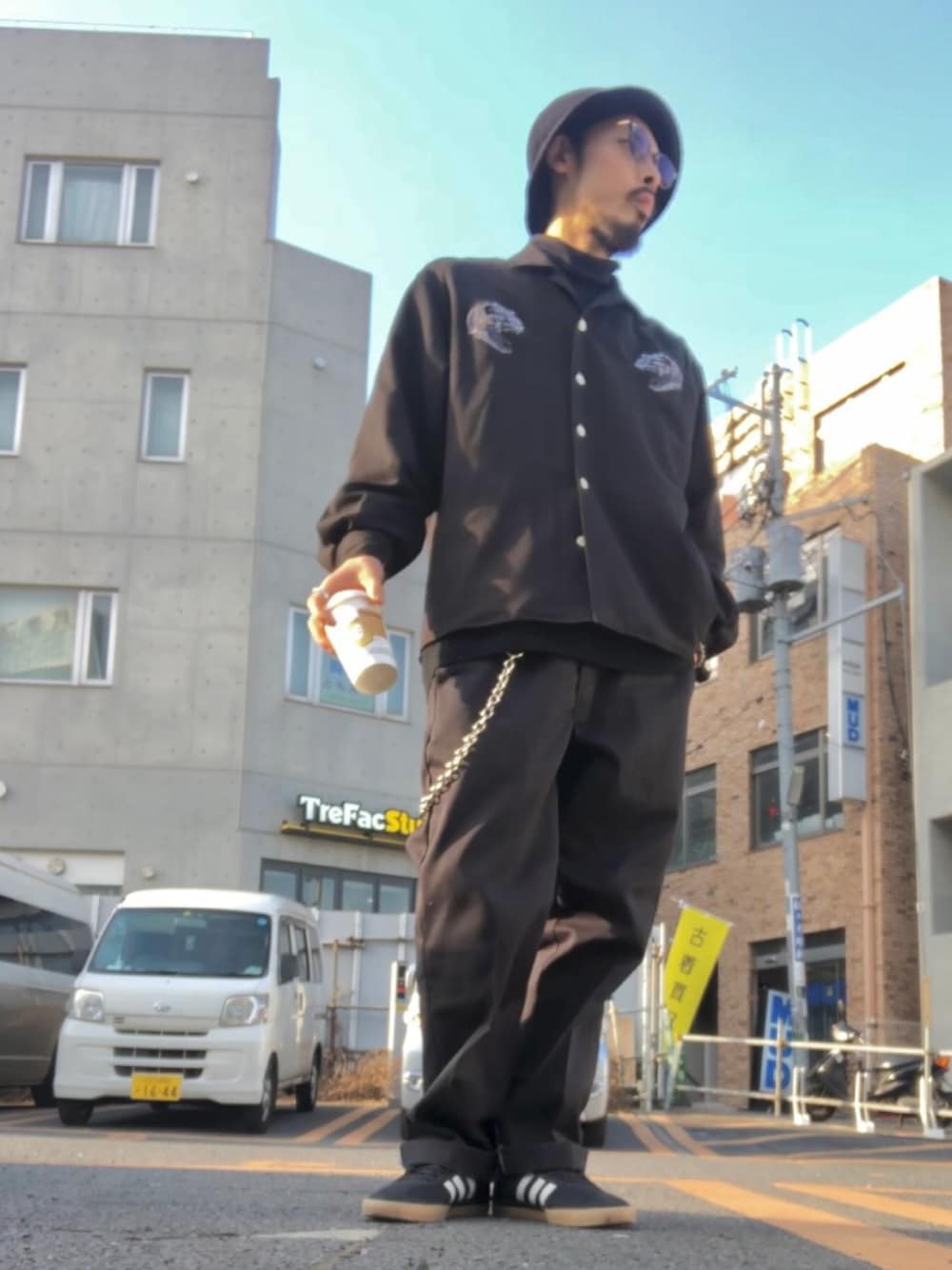 「秋冬コーデ、冬コーデ、ワントーンコーデ、オールブラック、ブラックコーデ、オーバーサイズ、ビッグシルエット、バケットハット、シャツ、タートルネック、チノパン、スニーカー、adidas originals、オトナカジュアル、きれいめカジュアル」｜「KANGOLの【CONVERSE STARS×KANGOL】コラボベルハット（ハット、ブラック系）」を使った、tkc18さん（メンズ・173cm）の冬コーディネートの1枚目の写真