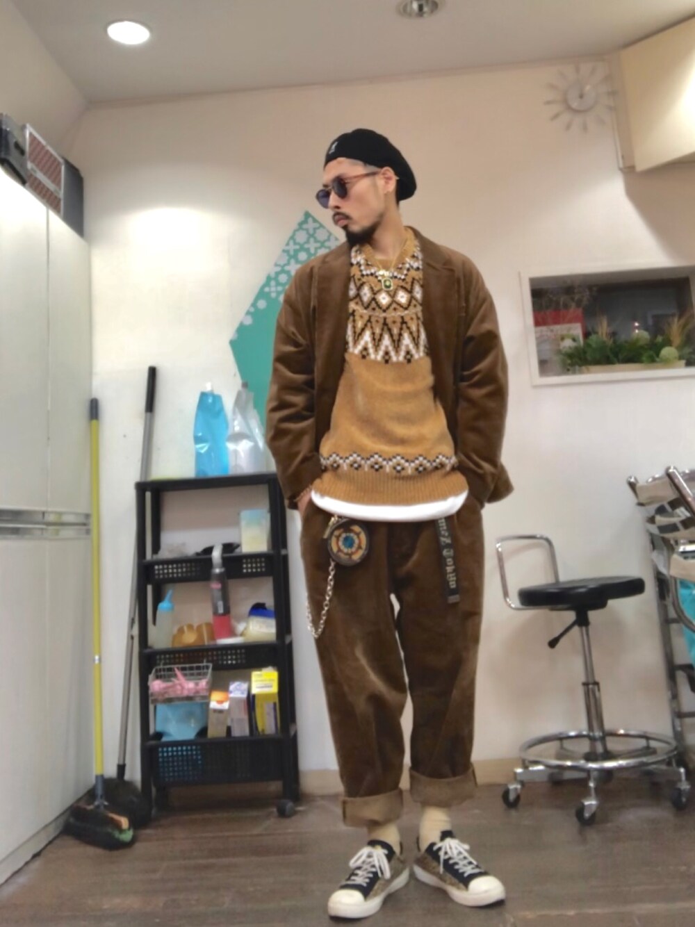 「秋コーデ、秋のコーデ、ブラウン、ブラウンコーデ、セットアップ、コーデュロイ、コーデュロイパンツ、ジャケット、ハンチング、スニーカー、スニーカーコーデ、ストリート、きれいめカジュアル、コンバース、converse」｜「KANGOLの【ZOZOTOWN限定】【KANGOL】Tropic 507 Ventair / 【カンゴール】トロピック　507　ベントエアー（ハンチング/ベレー帽、ブラック系）」を使った、tkc18さん（メンズ・173cm）の秋コーディネートの1枚目の写真