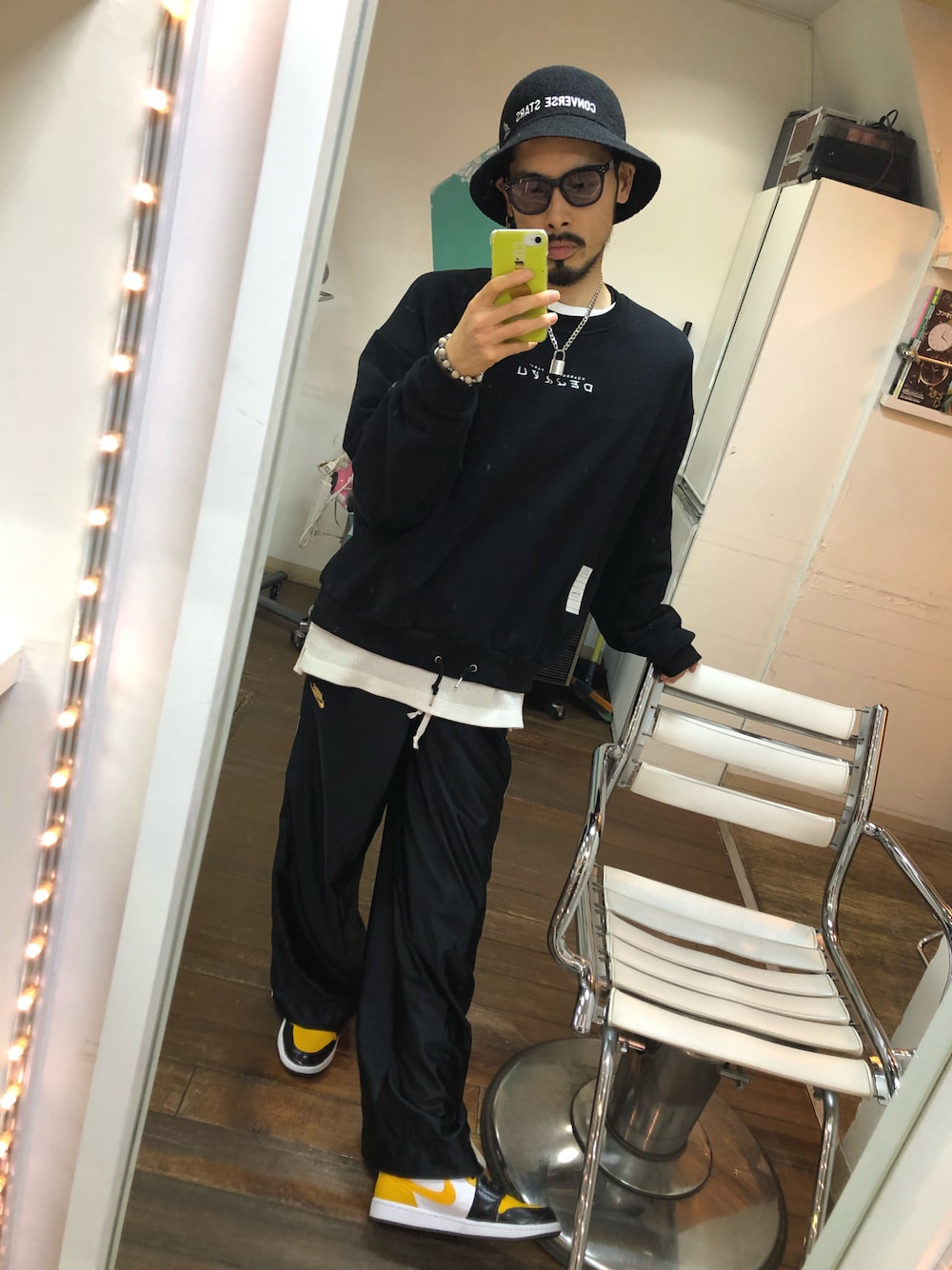 「ブラック、ブラックコーデ、モノトーン、モノトーンコーデ、オールブラック、スウェット、ジャージ、ワイドパンツ、バケットハット、スニーカー、スニーカーコーデ、NIKE、ストリート、ストリートコーデ」｜「KANGOLの【CONVERSE STARS×KANGOL】コラボベルハット（ハット、ブラック系）」を使った、tkc18さん（メンズ・173cm）の冬コーディネートの1枚目の写真