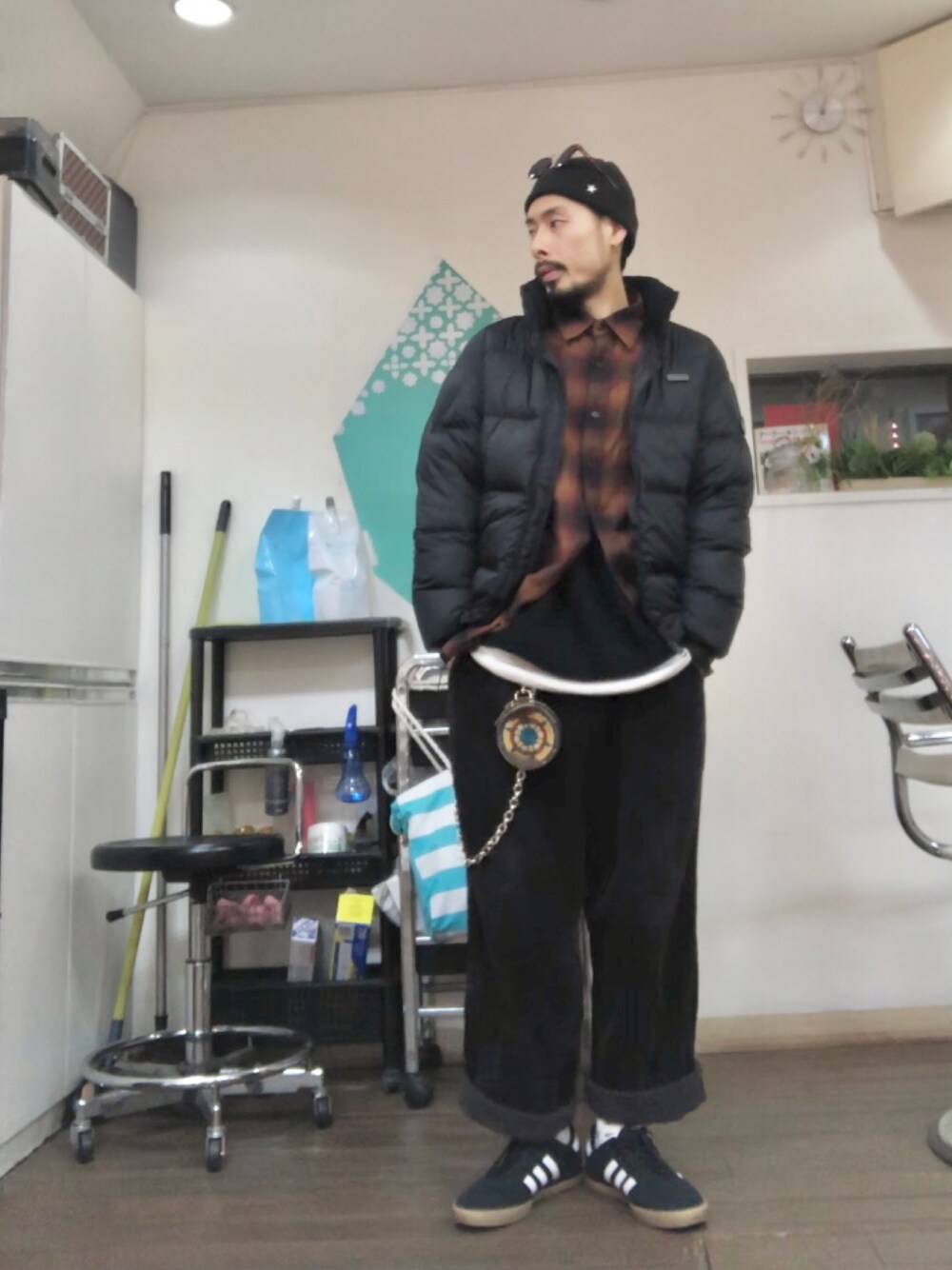 「冬コーデ、秋冬コーデ、モノトーンコーデ、ブラック、ブラウン、大人カジュアル、ビッグシルエット、ニット帽、ダウンジャケット、チェックシャツ、ワイドパンツ、スニーカー、スニーカーコーデ、ストリート、adidas」｜「A.D.S.R.のアイテム（サングラス、その他）」を使った、tkc18さん（メンズ・173cm）の冬コーディネートの1枚目の写真
