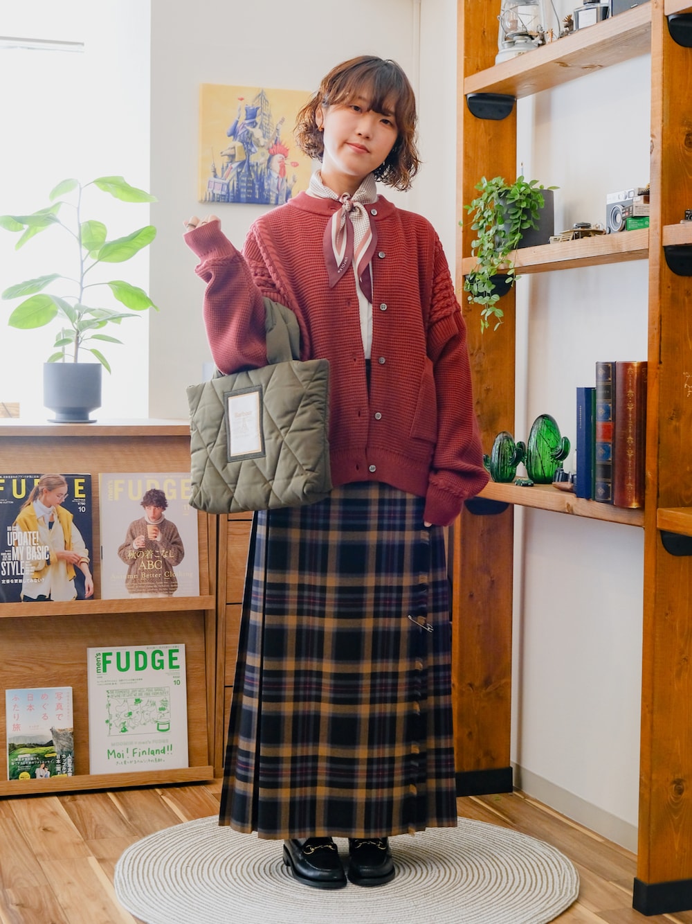 「秋っぽコーデ更新中、スカーフ、チェック、カーディガン、デートコーデ、秋コーデ、ロングスカート、YASHIKI、unfolk、barbour、オニールオブダブリン、regal shoe&Co.、FUDGE、トラッド、低身長」｜「YASHIKIのアイテム（その他アウター、レッド系）」を使った、しおりさん（レディース・155cm）の秋コーディネートの1枚目の写真