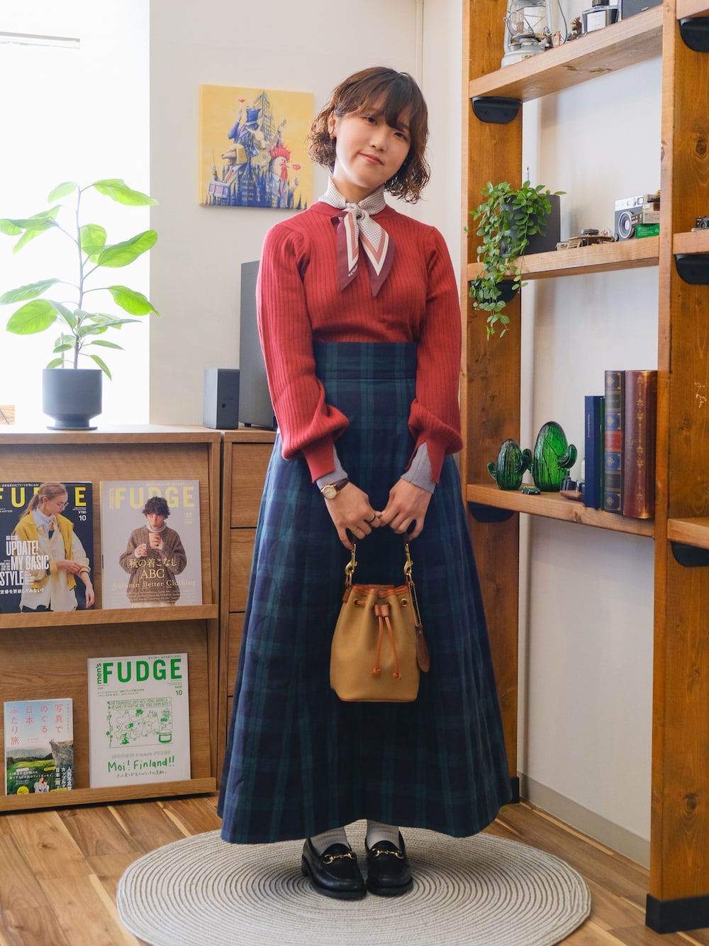 「秋っぽコーデ更新中、スカーフ、チェック、デートコーデ、秋コーデ、FUDGE、unfolk、regal shoe&Co.、BONLECILL、ロングスカート、BRADY、Paraboot、トラッド、低身長」｜「UNFOLKのアイテム（ストール/ショール、レッド系）」を使った、しおりさん（レディース・155cm）の秋コーディネートの1枚目の写真