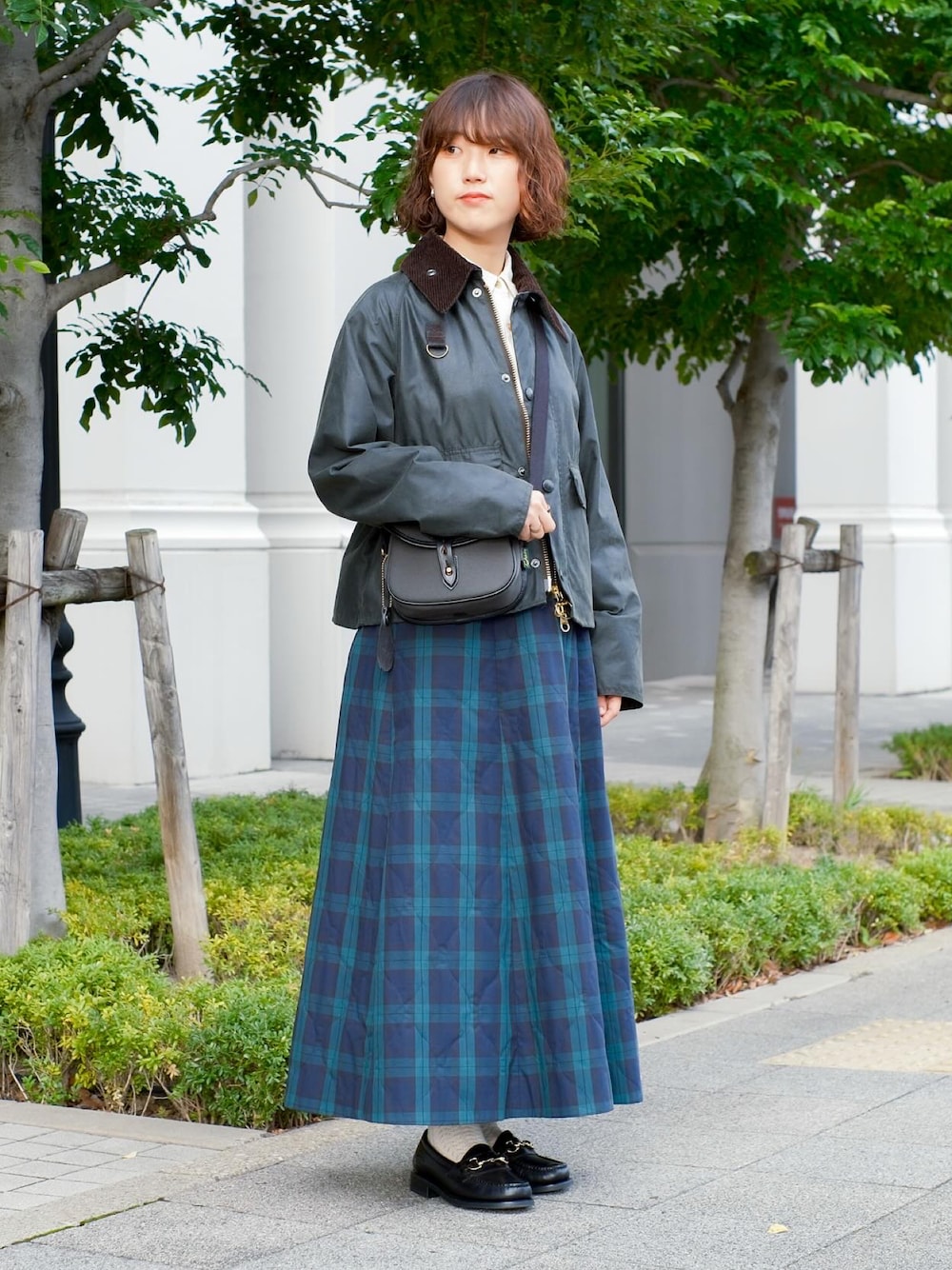 「ショルダーバッグ、barbour、spey、ロングスカート、トラッド、FUDGEBOYのトラッドスタイル、FUDGE、unfolk、キルティングスカート、低身長、低身長コーデ、低身長女子、リーガル」｜「UNFOLKのアイテム（スカート、グリーン系）」を使った、しおりさん（レディース・155cm）の春コーディネートの1枚目の写真
