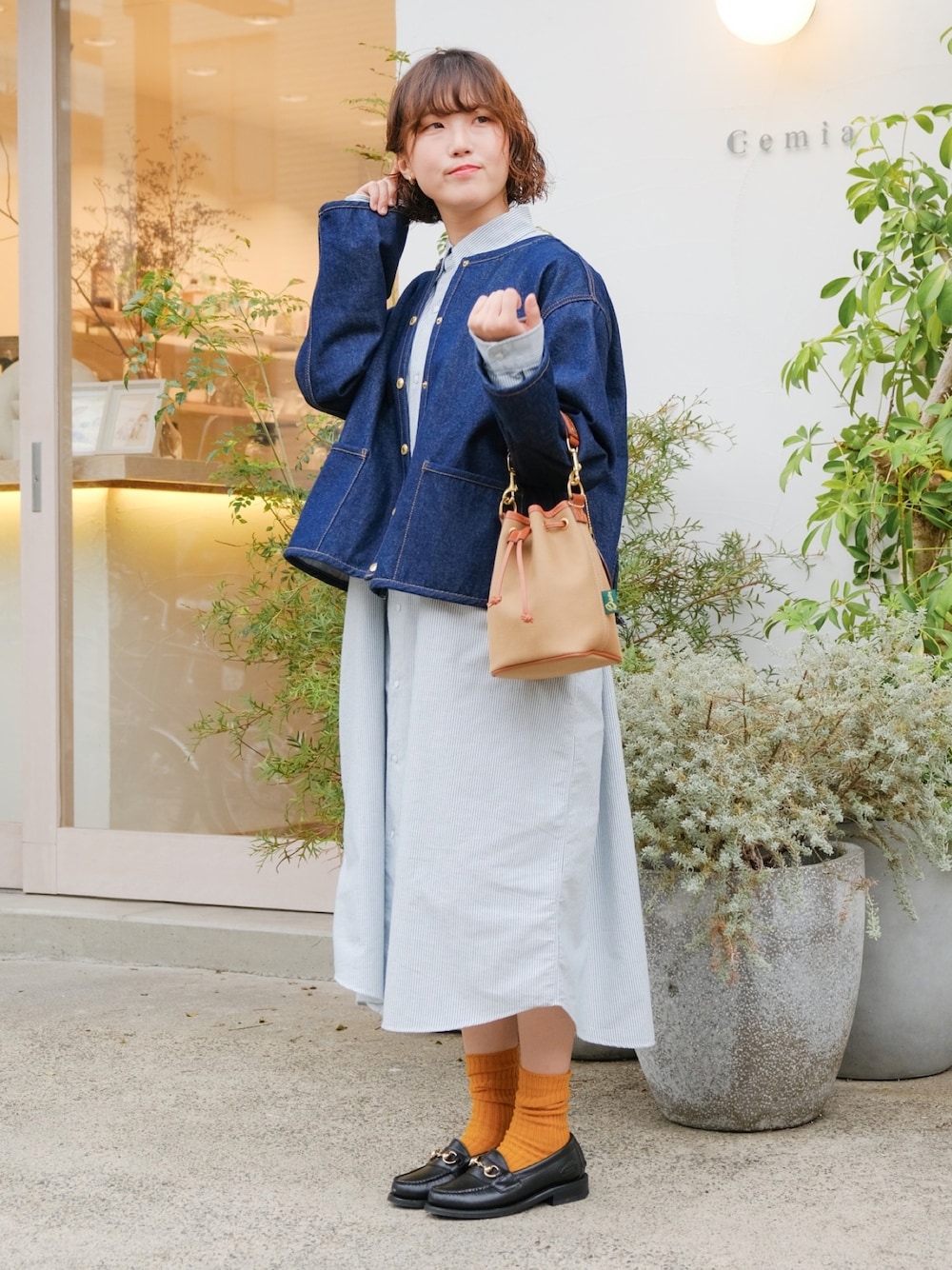 「秋っぽコーデ更新中、休日スタイル、おでかけコーデ、低身長コーデ、秋冬コーデ、デニム、デニムジャケット、Danton、Traditional Weatherwear、regal shoe&Co.、BRADY」｜「Traditional WeatherwearのARKLEY A-LINE DENIM（その他アウター、ブルー系）」を使った、しおりさん（レディース・155cm）の秋コーディネートの1枚目の写真