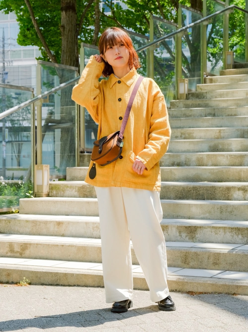 「きれいめカジュアル、シャツスタイル、ショルダーバッグ、お出かけコーデ、VETRA、Bshop、FUDGE、GYMPHLEX、Paraboot、低身長、低身長女子、トラッド、カバーオール」｜「GYMPHLEXのGymphlex |  2プリーツ ワイドパンツ WOMEN（その他パンツ、ホワイト系）」を使った、しおりさん（レディース・155cm）の夏コーディネートの1枚目の写真