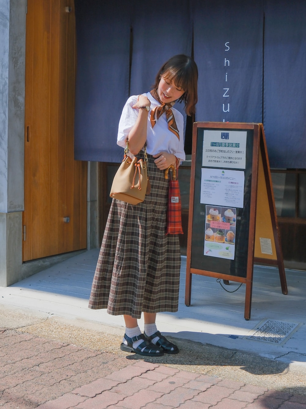 「夏コーデ、低身長、トラッド、FUDGE、サンダル、サンダルに靴下、チェックスカート、Scye、Paraboot、お出かけコーデ、アツいコーデ全部見せ」｜「UNFOLKのアイテム（バンダナ/スカーフ、オレンジ系）」を使った、しおりさん（レディース・153cm）の夏コーディネートの1枚目の写真