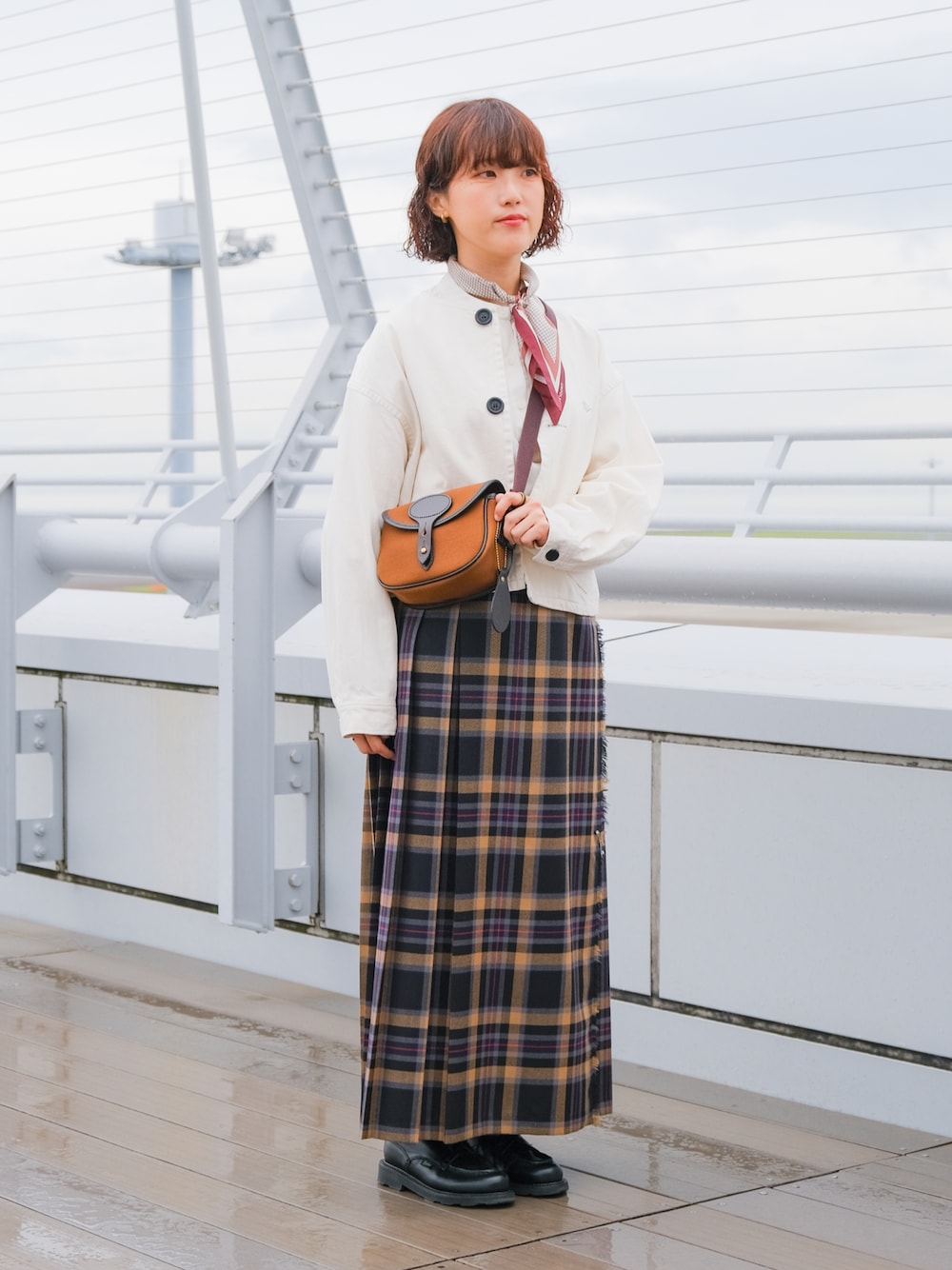 「秋コーデ、スカート、チェック、スカーフ、休日スタイル、トラッド、オニールオブダブリン、Paraboot、BRADY、Danton、ヨルシカ、今日のコーデ、お出かけコーデ」｜「UNFOLKのアイテム（ストール/ショール、レッド系）」を使った、しおりさん（レディース・155cm）の秋コーディネートの1枚目の写真