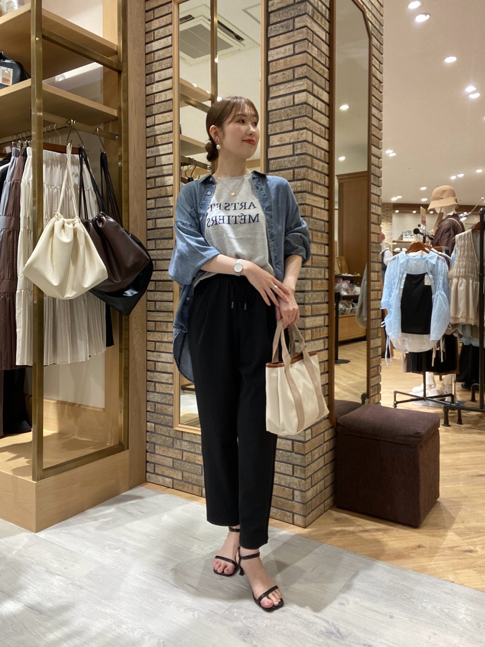 「デニム、シアートップス、テーマパークコーデ、夏服コーデ、ラクチンコーデ、お出かけコーデ、キレイめカジュアル、デニムコーデ、30代コーデ、ママファッション、ママコーデ、ロゴ、ロゴニット、テーパードパンツ、デニムシャツ」｜「Chez toiのBACKギャザーパウダー加工デニムシャツ（シャツ/ブラウス、ブルー系）」を使った、マユリさん（骨格ナチュラル・レディース・161cm）の夏コーディネートの1枚目の写真