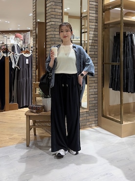 「Chez toi（シェトワ）のBACKギャザーパウダー加工デニムシャツ（シャツ/ブラウス、ブルー系）」を使った、マユリさん（レディース・161cm）の夏コーディネート