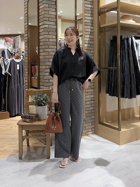 「Chez toi（シェトワ）の【体型カバー】【高コスパ高見え】袖ターンバックブラウス（シャツ/ブラウス、ブラック系）」を使った、マユリさん（レディース・161cm）の夏コーディネート