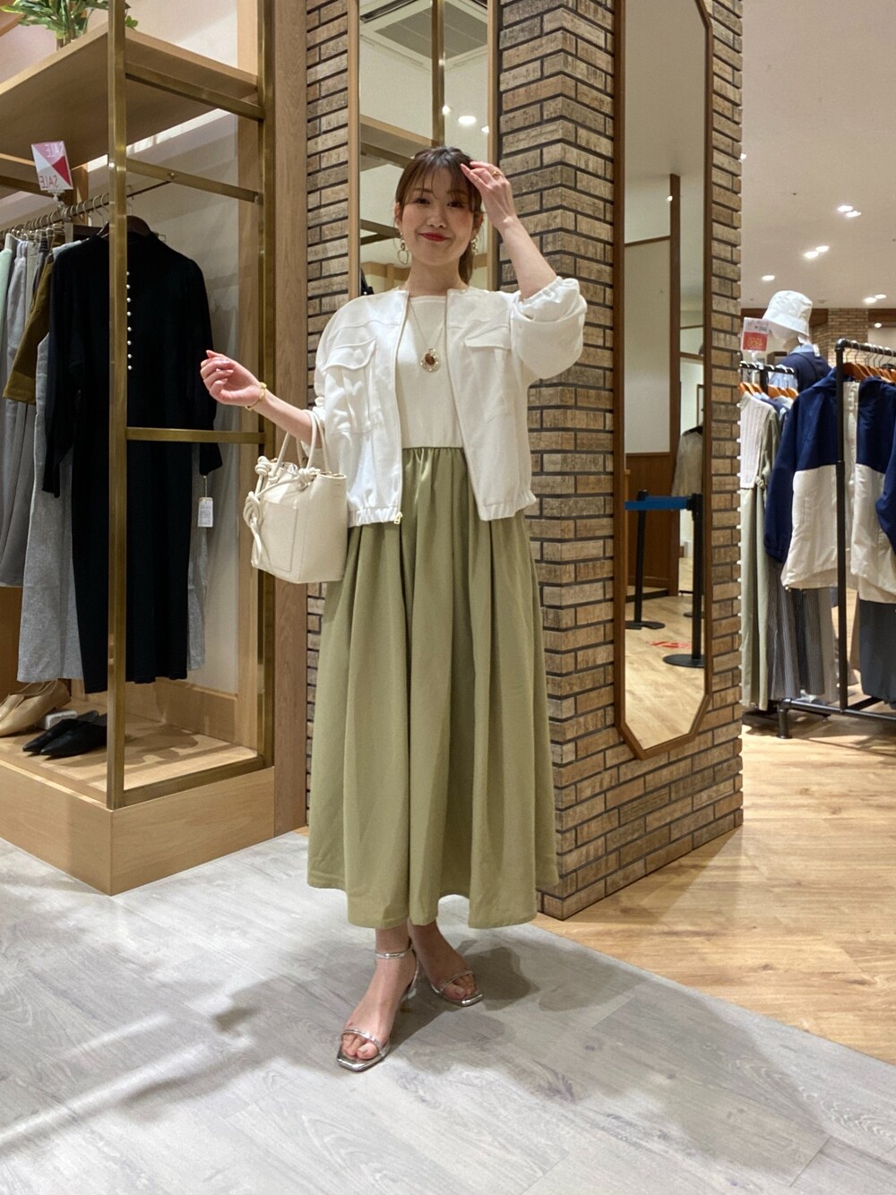 「春コーデ、ママコーデ、ワンピースコーデ、ドッキングワンピ、お花見コーデ、着回しコーデ、おでかけコーデ、デートコーデ、旅行コーデ、ブルゾン、トレンドコーデ、アラサーコーデ、30代コーデ、アラフォーママコーデ、春アウター」｜「Chez toiのニット×布帛ドッキングワンピース（ワンピース、グリーン系）」を使った、マユリさん（レディース・160cm）の春コーディネートの1枚目の写真