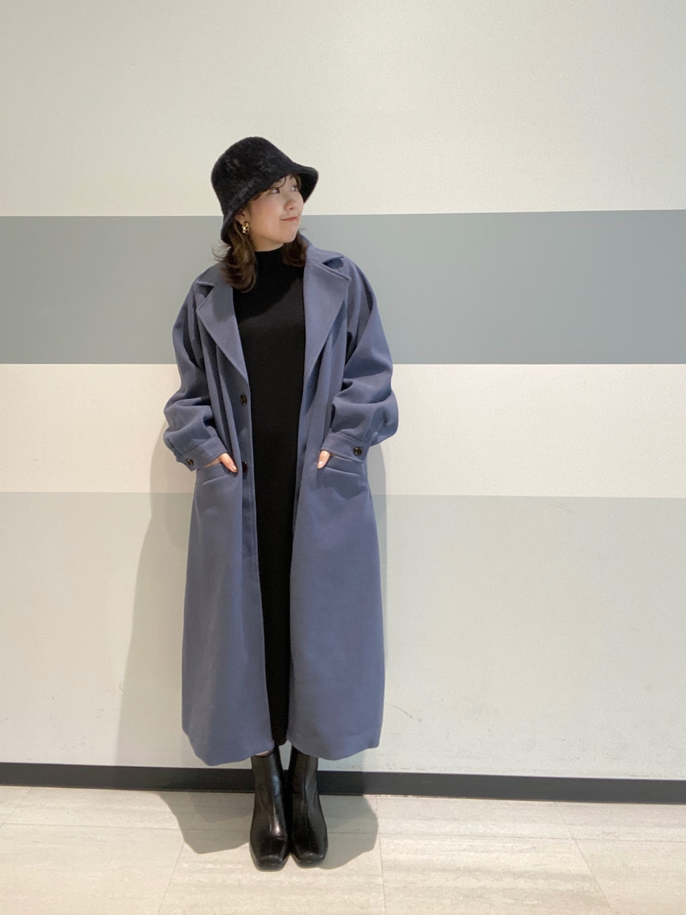「大人カジュアル、ブルー、ブルーコート、オールブラック、バケットハット、GU、プロズヴェール、ロングコート、ワントーンコーデ、冬コーデ、デート」｜「prose verseのヘアリーバケットハット（ハット、ブラック系）」を使った、マユリさん（レディース・161cm）の秋コーディネートの1枚目の写真