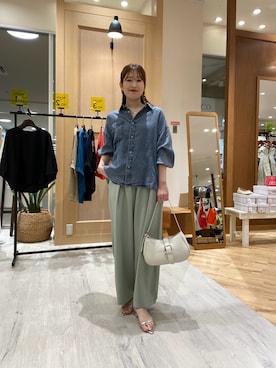 「Chez toi（シェトワ）のBACKギャザーパウダー加工デニムシャツ（シャツ/ブラウス、ブルー系）」を使った、マユリさん（レディース・161cm）の夏コーディネート