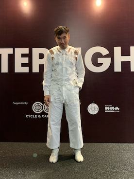 「COS（コス）のアイテム（パンツ）」を使った、Ethan Chuさん（メンズ・172cm）の春コーディネート