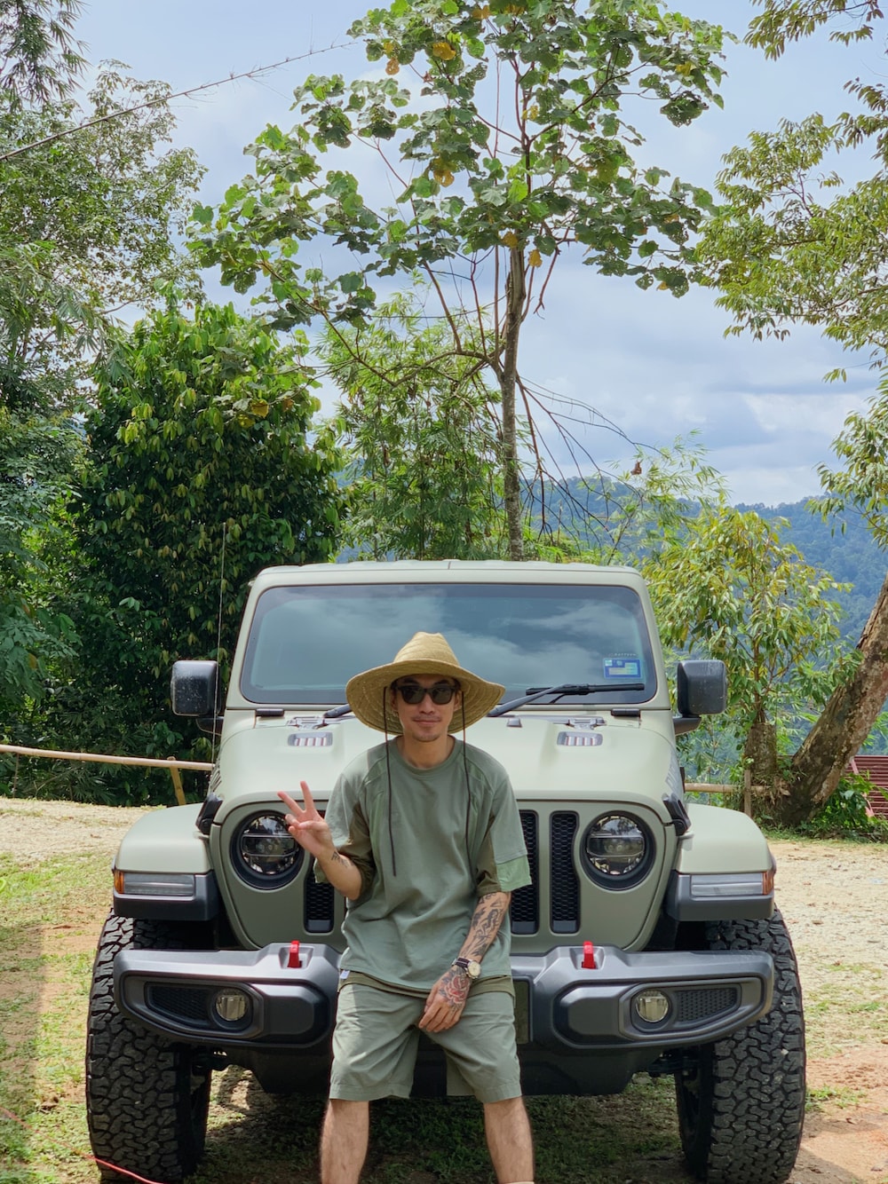 グリーン系のTシャツ/カットソー、グリーン系のその他パンツ、ベージュ系のハットを着用したメンズの冬コーディネートの1枚目の写真