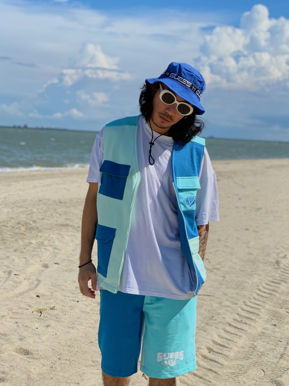 「summer、ootd、vintage、guess、Saint Laurent、古着、古着MIX、男の子、男の子コーデ、男の子ベビー」｜「Guessのアイテム（ハンチング/ベレー帽、ブルー系）」を使った、Ethan Chuさん（メンズ・172cm）の夏コーディネートの1枚目の写真