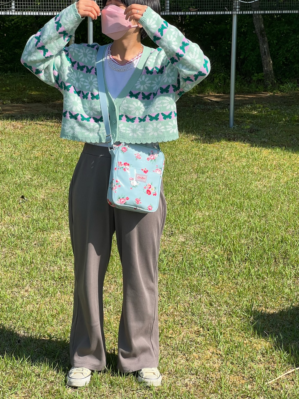 「Cath Kidstonのアイテム（ショルダーバッグ、ブルー系）」を使った、halkaさん（レディース・153cm）の春コーディネートの1枚目の写真