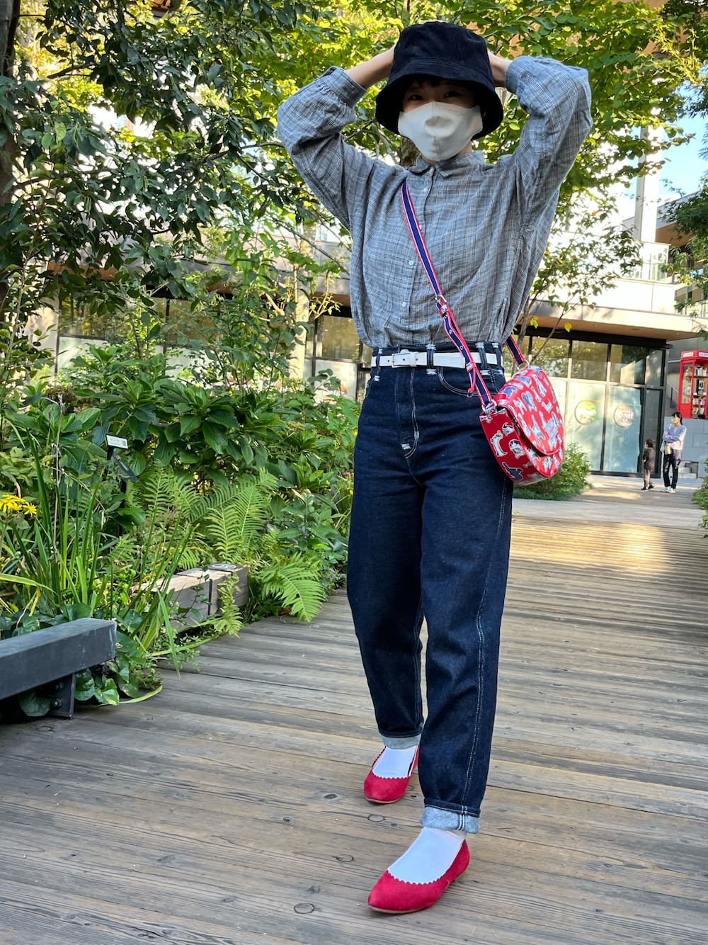 「Levi'sのアイテム（デニムパンツ、ブルー系）」を使った、halkaさん（レディース・153cm）の秋コーディネートの1枚目の写真