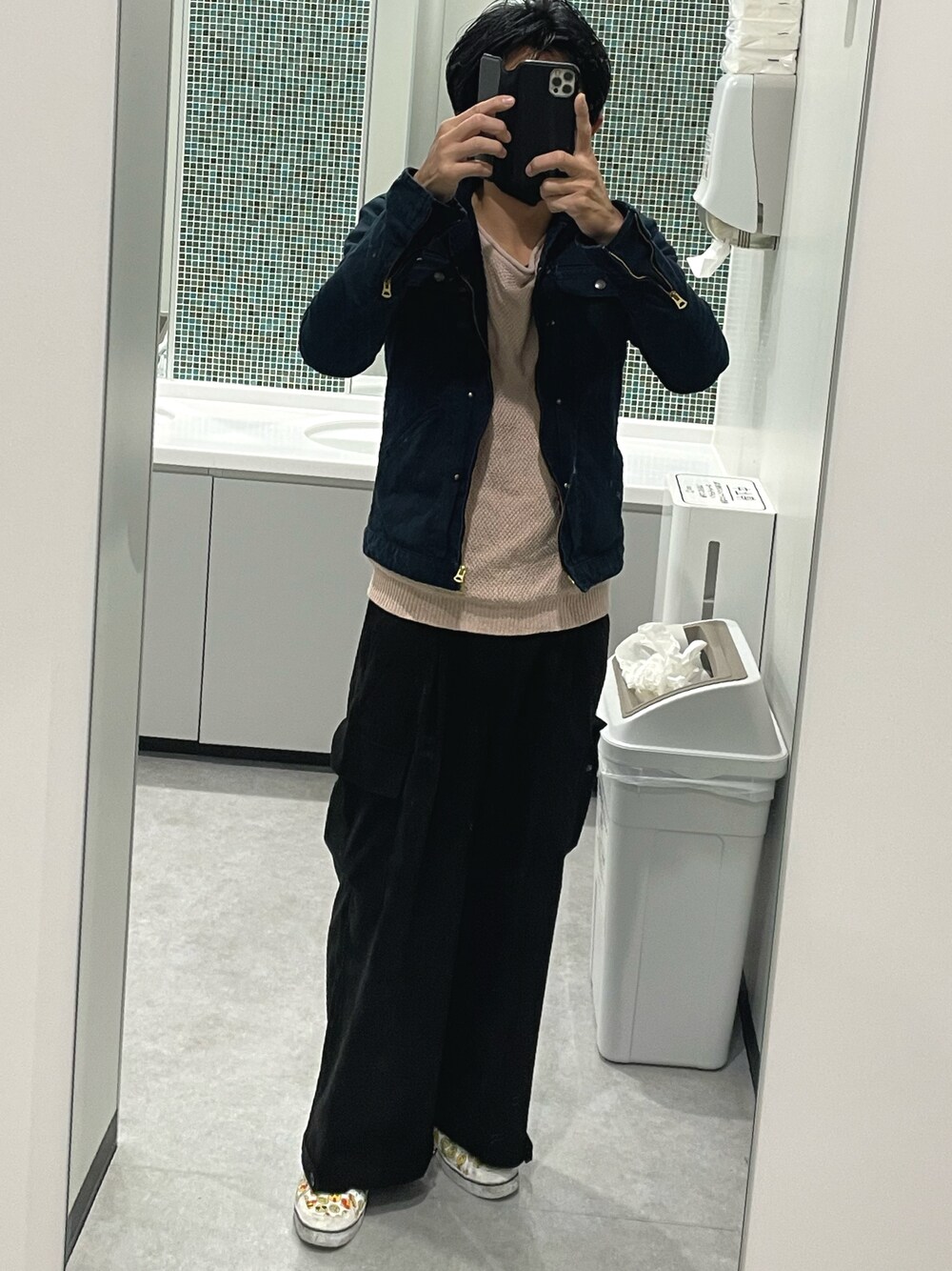 ホワイト系のスニーカー、ブラック系のその他パンツ、ホワイト系のニット/セーターを着用したメンズの春コーディネートの1枚目の写真