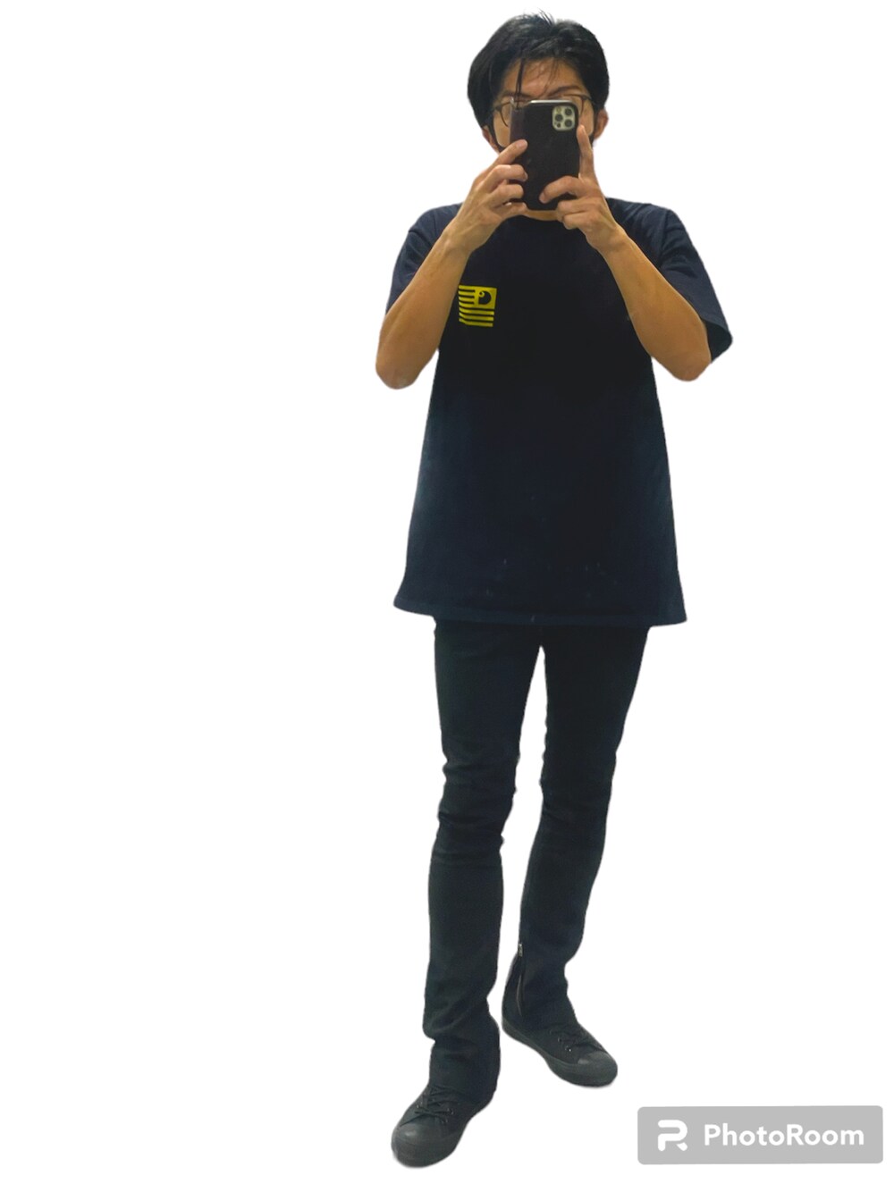 ブラック系のスニーカー、ブラック系のチノパンツ、ブルー系のTシャツ/カットソーを着用したメンズの夏コーディネートの1枚目の写真