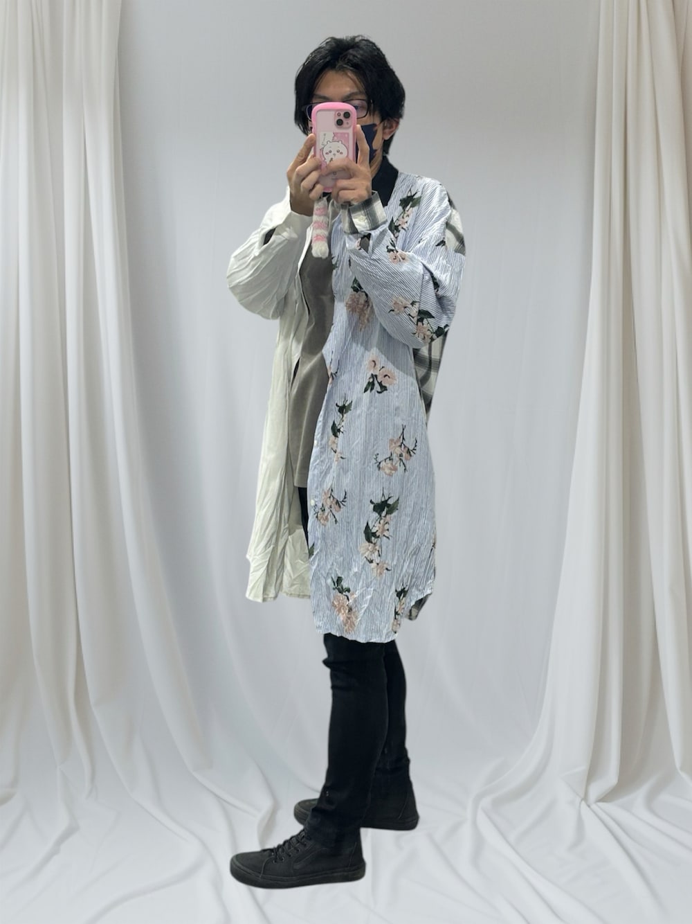 「ロングシャツ、スニーカー、シャツスタイル、春めき満開コーデ、いいね、save、フォローお願いします🤑、おしゃれさんと繋がりたい」｜「VANSのアイテム（スニーカー、ブラック系）」を使った、つばささん（メンズ・171cm）の春コーディネートの1枚目の写真