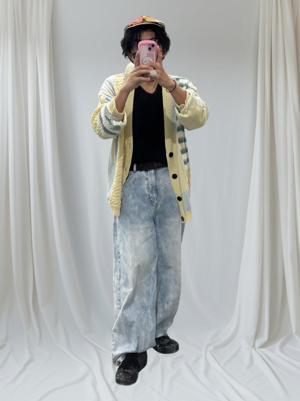 ブラック系のシューズアクセサリー、ホワイト系のスニーカー、ブルー系のデニムパンツを着用したメンズの春コーディネートの1枚目の写真