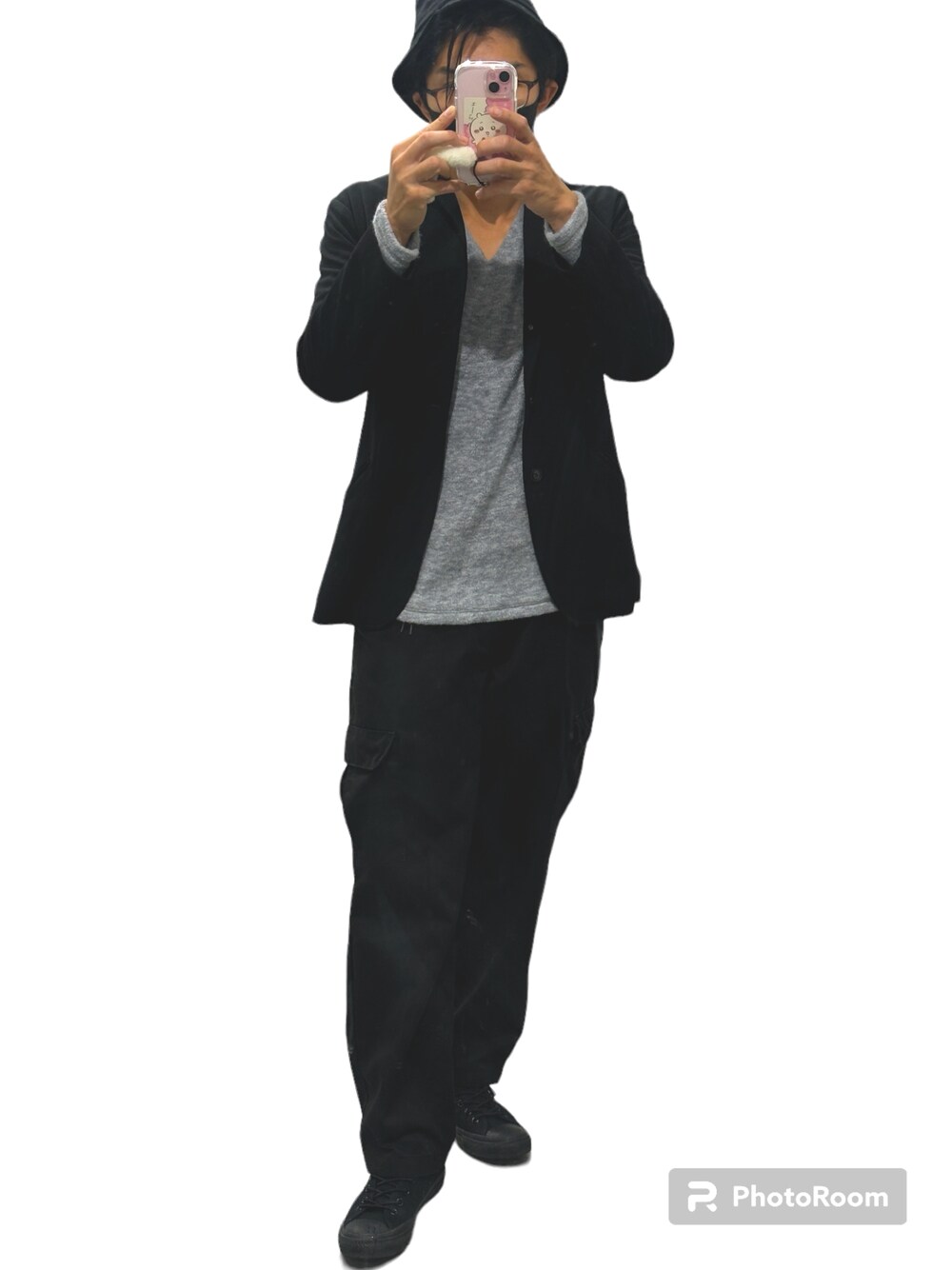 ブラック系のスニーカー、グレー系のカーゴパンツ、グレー系のニット/セーターを着用したメンズの秋コーディネートの1枚目の写真