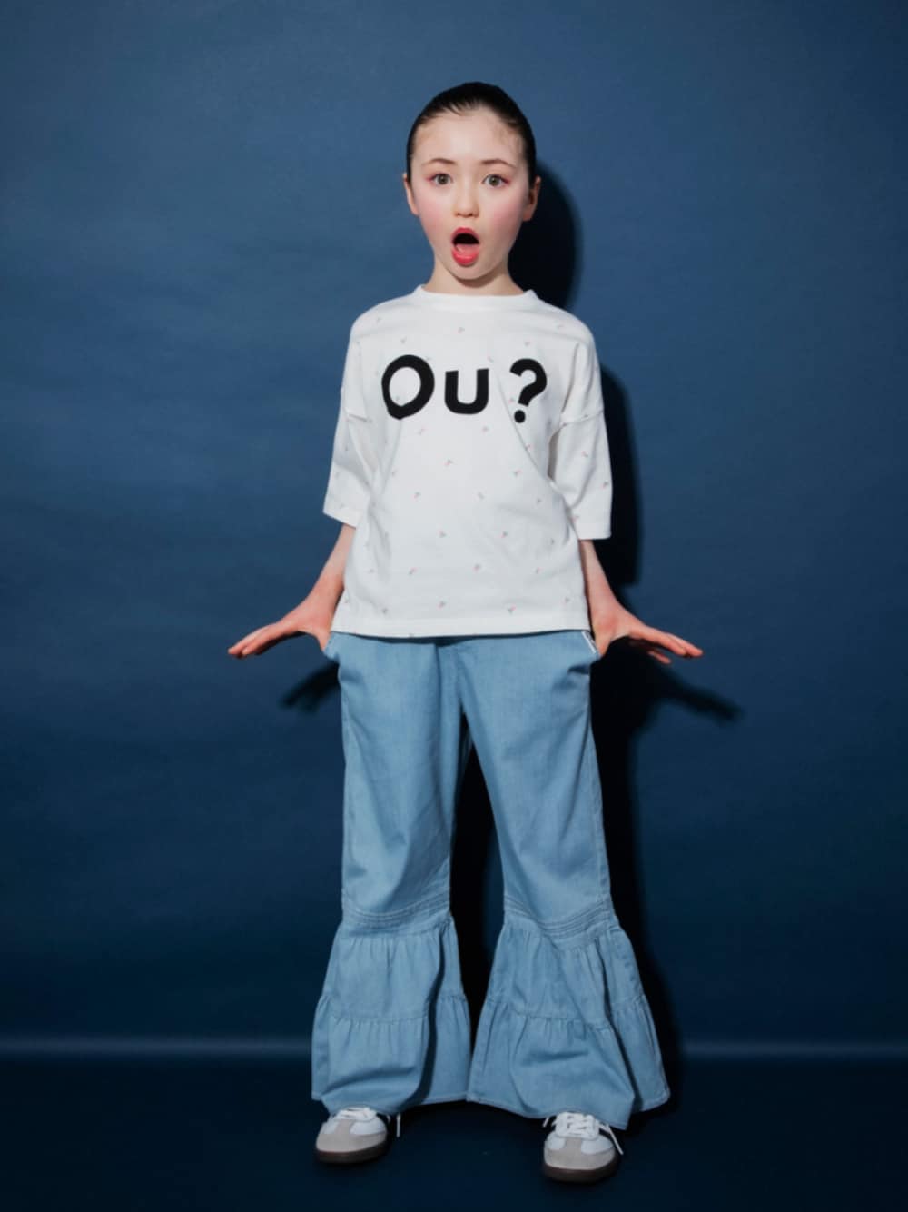 ブルー系のデニムパンツ、ホワイト系のTシャツ/カットソーを着用したキッズの夏コーディネートの1枚目の写真
