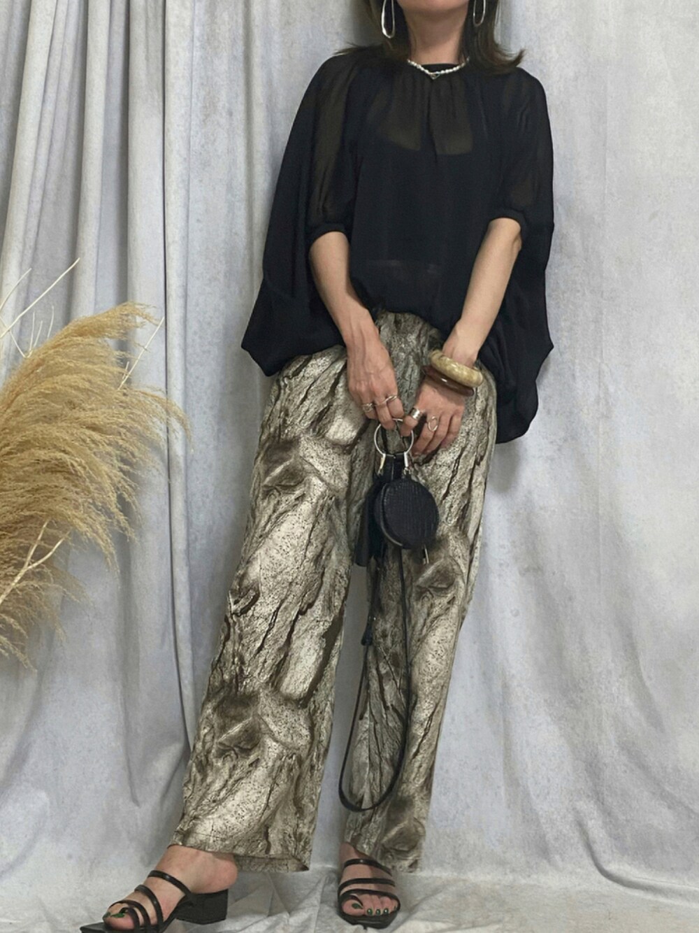 ブラック系のシャツ/ブラウス、ブラウン系のその他パンツ、ブラック系のショルダーバッグを着用したレディースの夏コーディネートの1枚目の写真