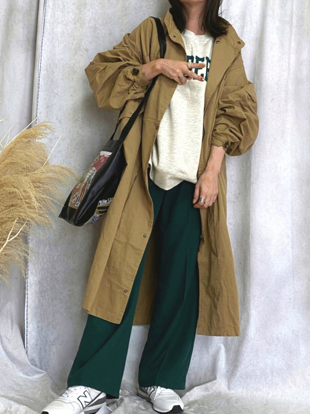 ベージュ系のモッズコート、ブラック系のトートバッグ、ベージュ系のベストを着用したレディースの秋コーディネートの1枚目の写真