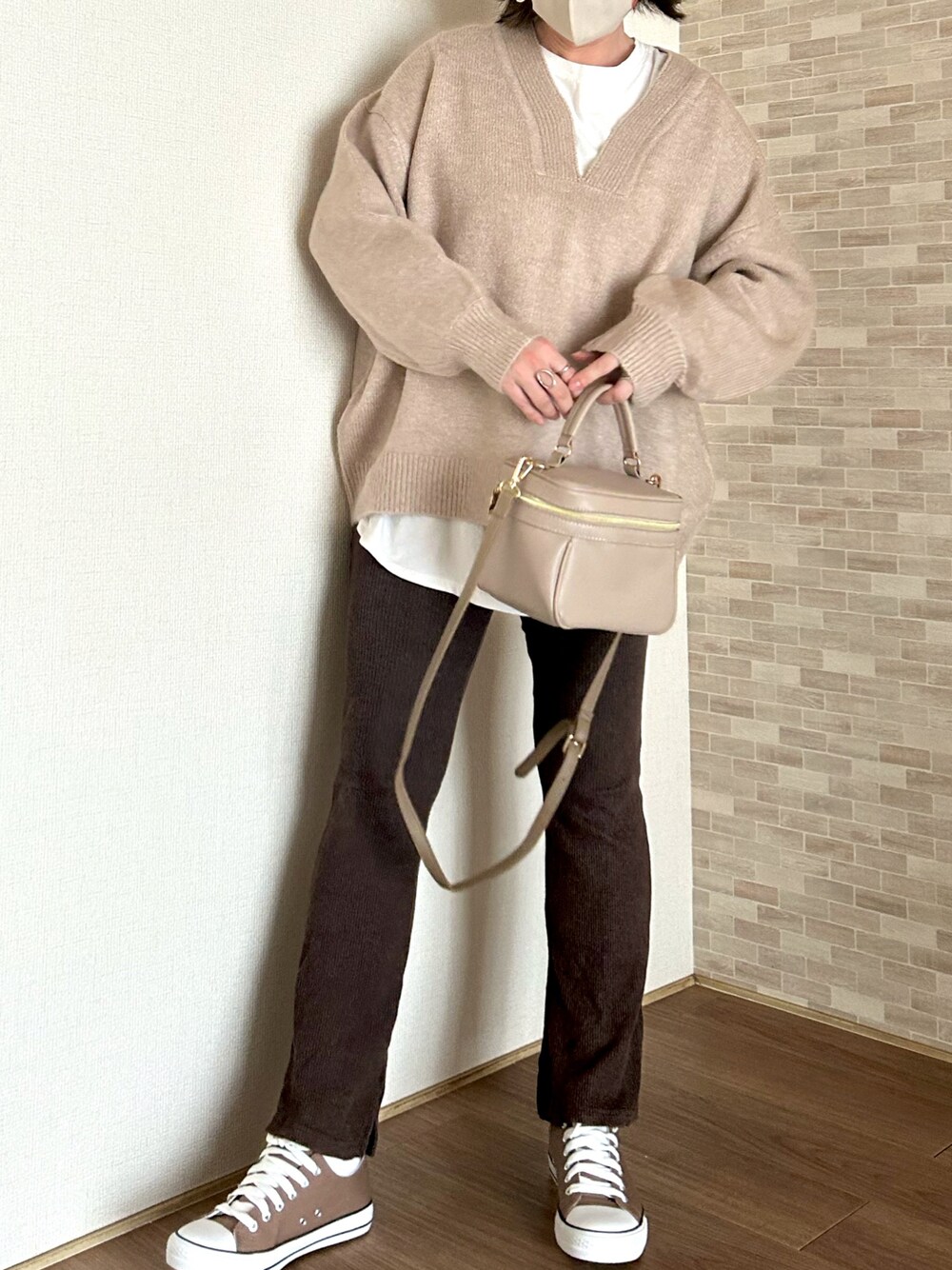 「reca、ニット、Vネック、Vネックニット、レイヤードスタイル、リブパンツ、フレアパンツ、ワントーンコーデ、ベージュコーデ、バニティバッグ、スニーカー」｜「recaのディープVネックニットプルオーバー（ニット/セーター、ベージュ系）」を使った、♥︎ 𝕃𝕆𝕍𝔼 ♥︎さん（骨格ウェーブ・レディース・163cm）の冬コーディネートの1枚目の写真