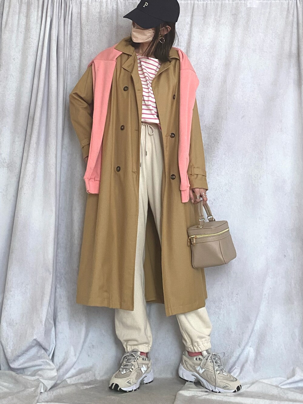 「ピンク、ピンクコーデ、GU、しまむら、UNIQLO、apresjourmignon、キャップ、ボーダー、トレンチコート、スウェットパンツ、バニティバッグ、カラーソックス、New Balance、プチプラ」｜「apres jour mignonのボーダートップス【ZOZOTOWN限定アイテム】（Tシャツ/カットソー、ホワイト系）」を使った、♥︎ 𝕃𝕆𝕍𝔼 ♥︎さん（レディース・163cm）の冬コーディネートの1枚目の写真