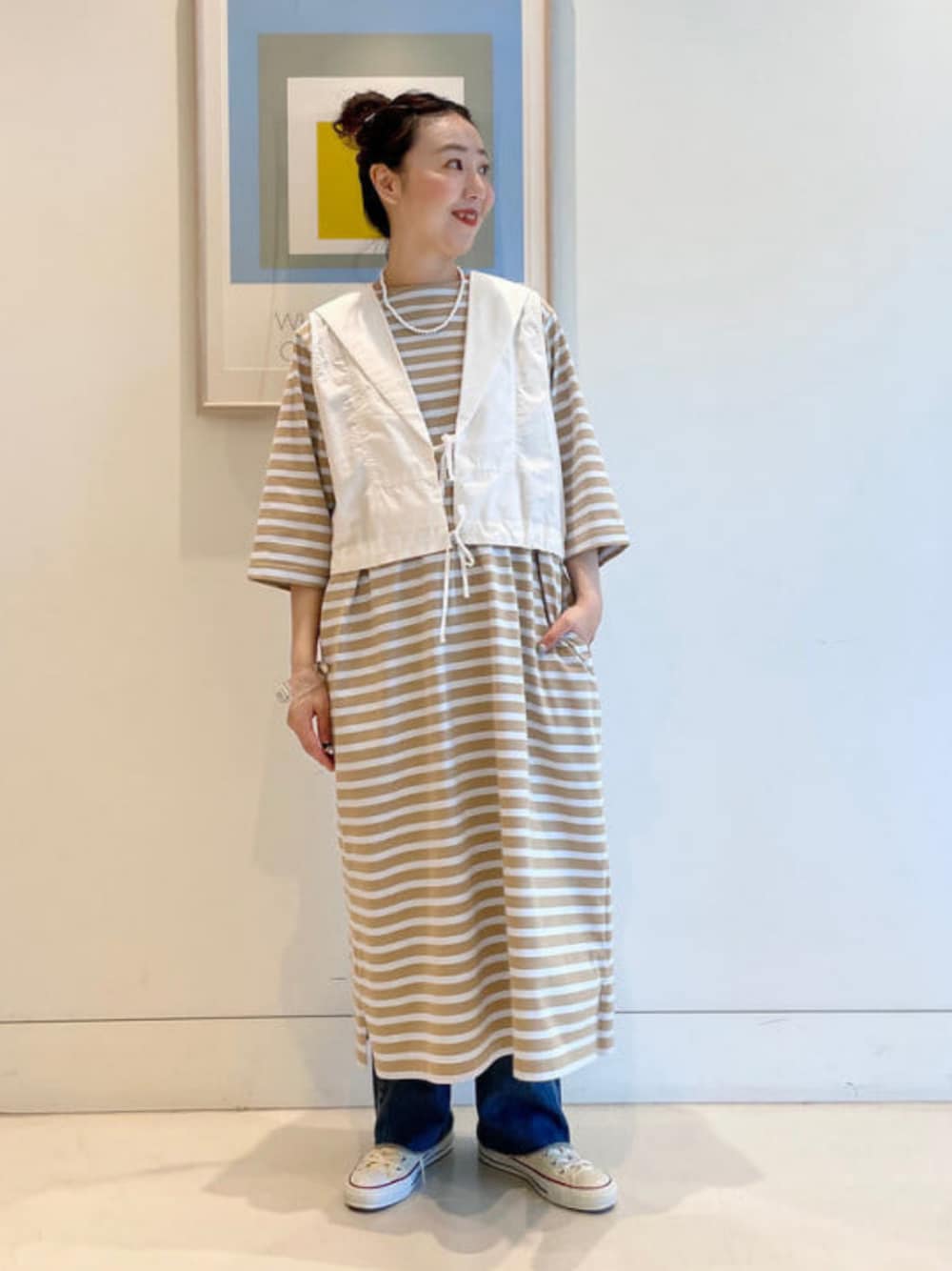 「大人カジュアル、春服、春カラー、オトナカジュアル、スニーカーコーデ、淡色コーデ、春ファッション、スニーカー、デニム、デニムパンツ、ボーダー、ボーダーワンピース、LACOSTE、ベージュ、ベージュコーデ」｜「LACOSTEの【別注】LACOSTE / ボーダー ハーフスリーブ ドレス（ワンピース、ベージュ系）」を使った、BEAMS BOYさん（レディース・165cm）の春コーディネートの1枚目の写真