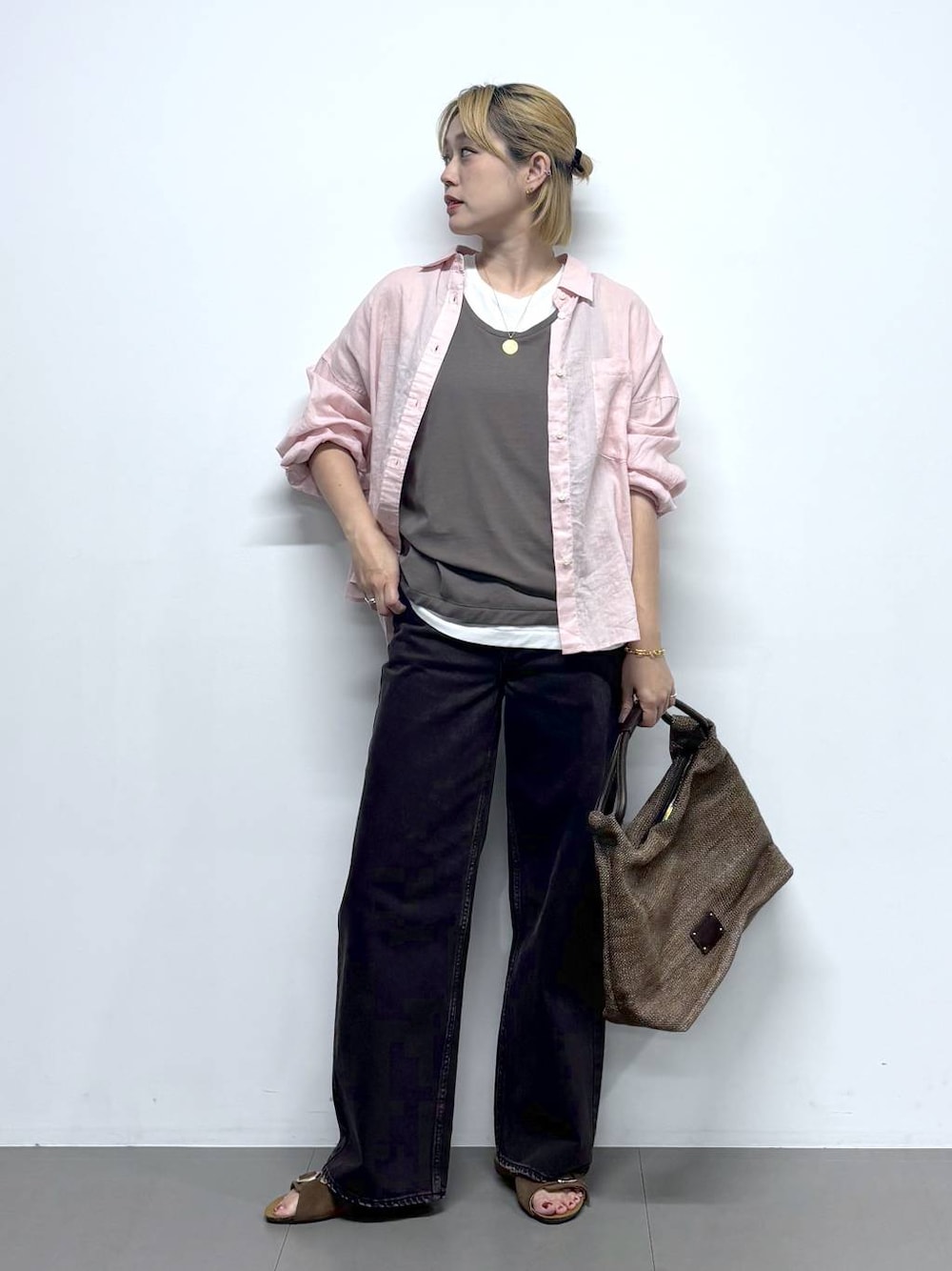 ピンク系のシャツ/ブラウス、ブラウン系のサンダル、グレー系のTシャツ/カットソーを着用したレディースの夏コーディネートの1枚目の写真