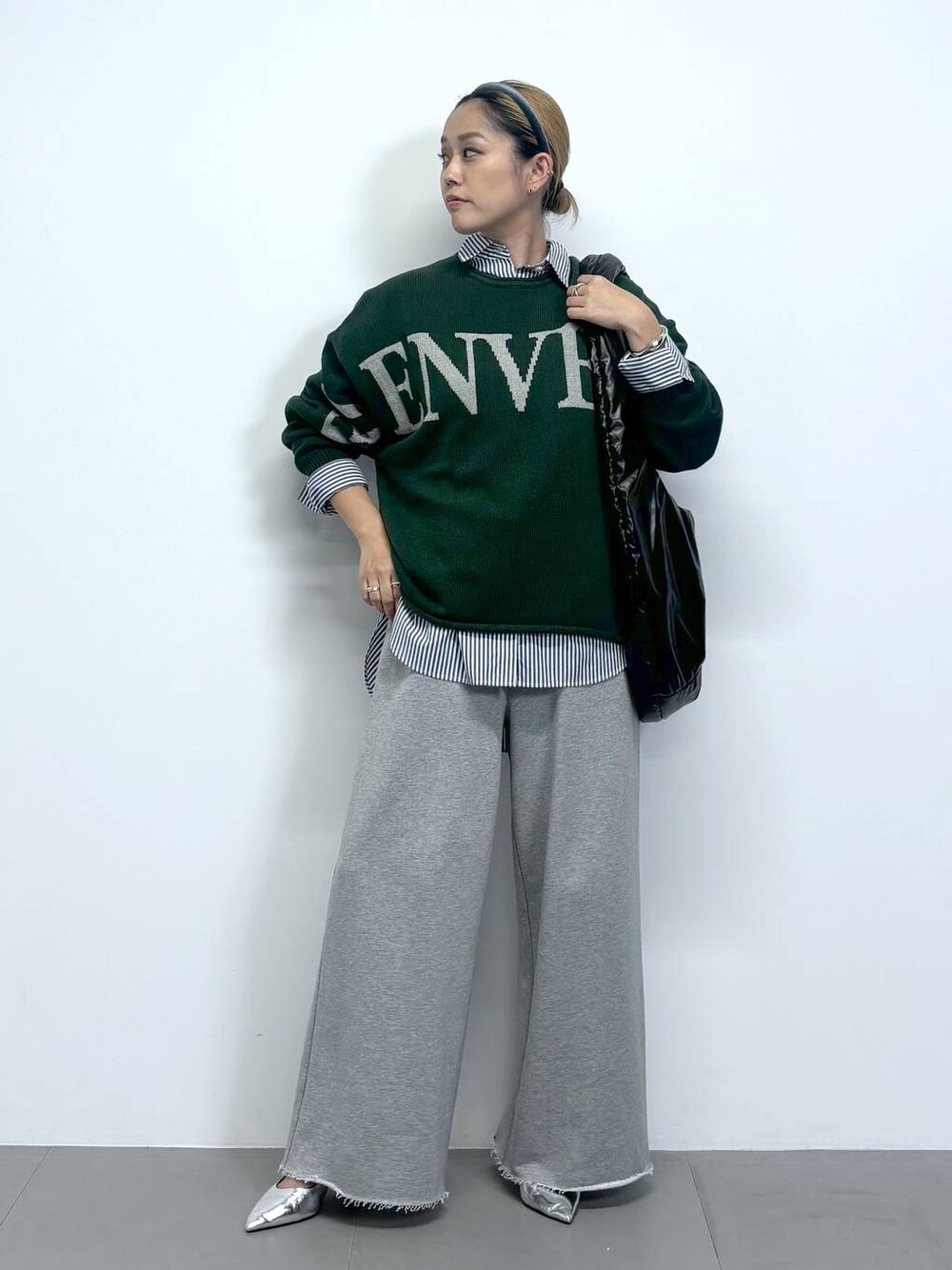 「ワイドパンツ、スウェットパンツ、ニット、シャツ、シャツスタイル、レイヤードスタイル、ヘアアクセサリー、パンプス、ショルダーバッグ、秋コーデ、差し色コーデ、オーバーサイズ、ワンマイル、体型カバー、カジュアル」｜「BARNYARDSTORMのBARNYARDSTORM / オーバーサイズシャツ（シャツ/ブラウス、ブルー系）」を使った、ニッシさん（レディース・164cm）の秋コーディネートの1枚目の写真