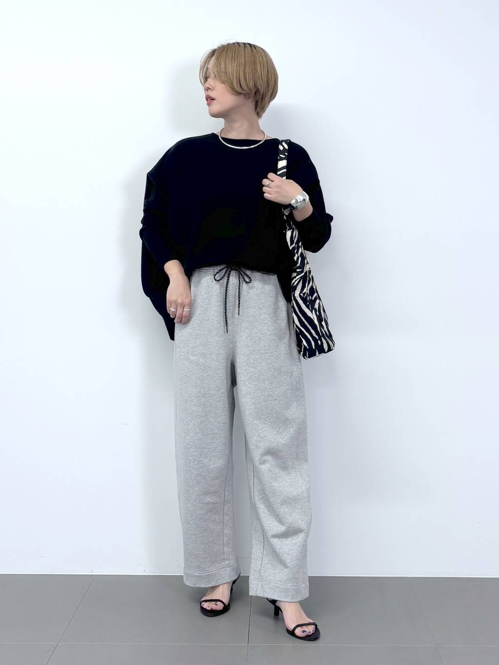 「モノトーン、スウェット、スウェットパンツ、ニット、ベーシック/シンプル、リラックス、サンダル、トートバッグ、おでかけ、春コーデ、オーバーサイズ、スポーティ、ワンマイル、体型カバー、カジュアル」｜「BARNYARDSTORMのBARNYARDSTORM / 【スタイリスト若狭恵美さんご紹介アイテム】チョーカー（チョーカー、その他）」を使った、ニッシさん（レディース・164cm）の冬コーディネートの1枚目の写真