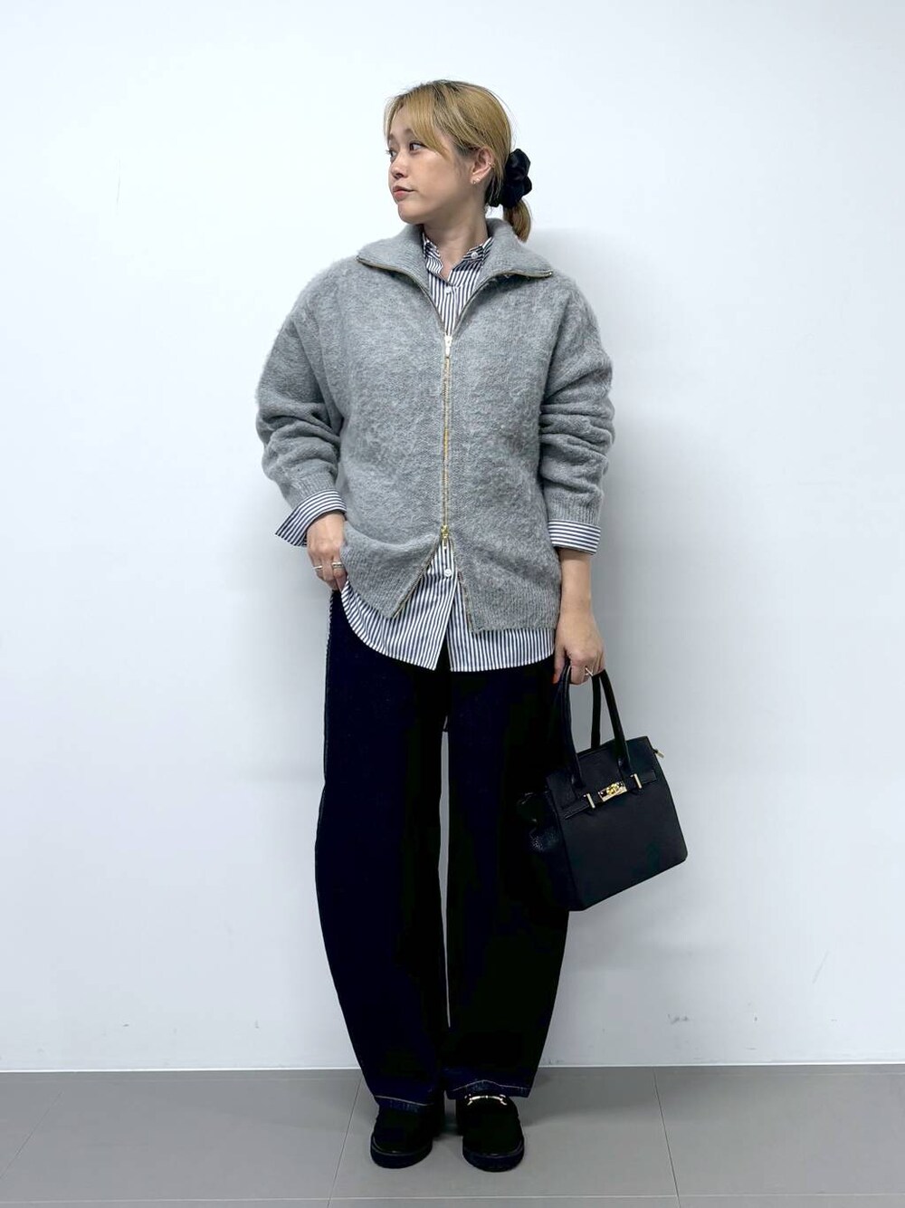 ブルー系のシャツ/ブラウス、グレー系のカーディガン/ボレロ、ブラック系のローファーを着用したレディースの冬コーディネートの1枚目の写真