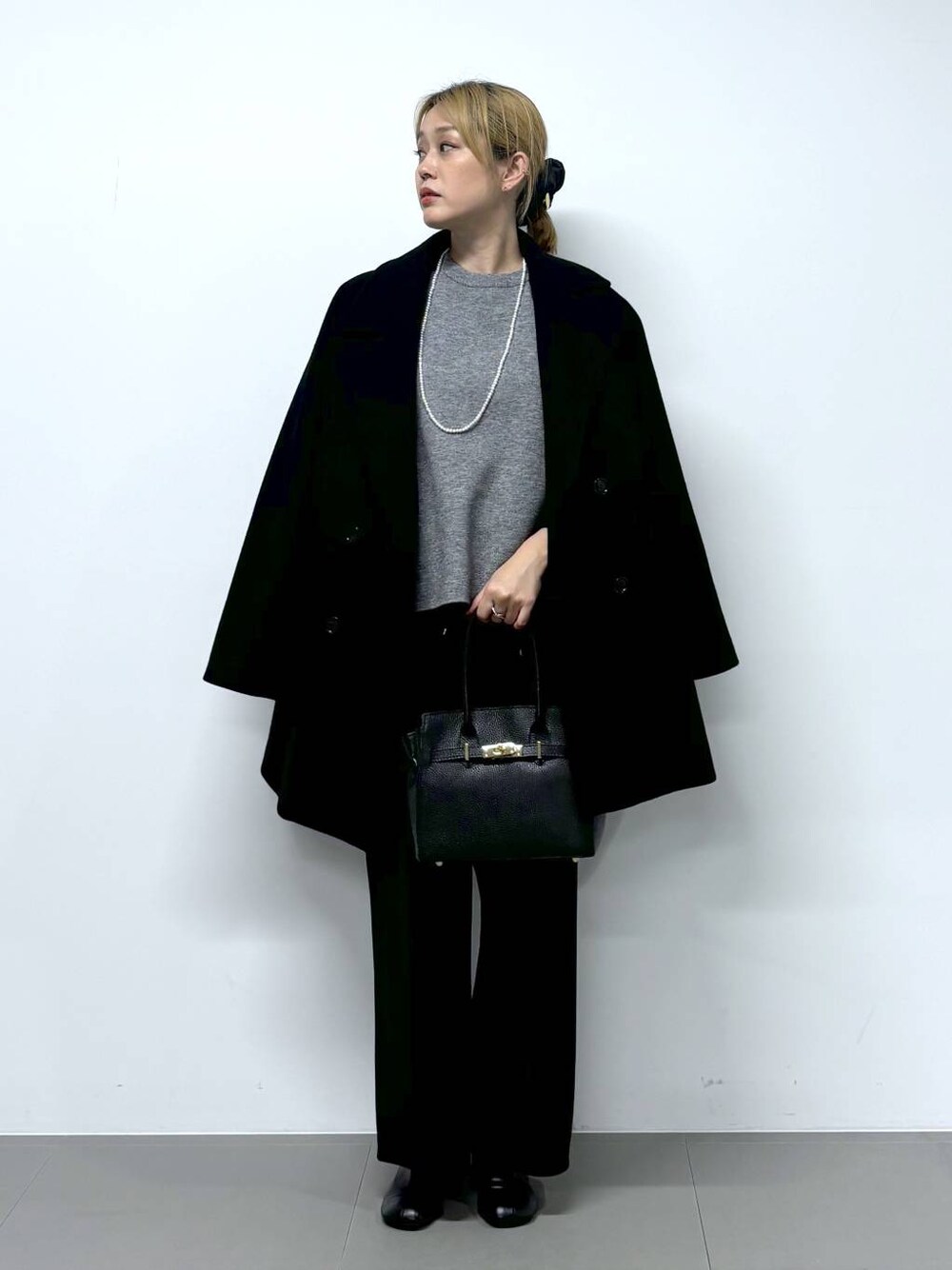 「フェミニン、ベーシック/シンプル、おでかけ、ショートブーツ、ヘアアクセサリー、ニット、ワイドパンツ、バッグ、レイヤードスタイル、冬コーデ、オーバーサイズ、ワンマイル、体型カバー、カジュアル、BARNYARDSTORM」｜「BARNYARDSTORMのBARNYARDSTORM / ワイドPコート（その他アウター、ブラック系）」を使った、ニッシさん（レディース・164cm）の秋コーディネートの1枚目の写真
