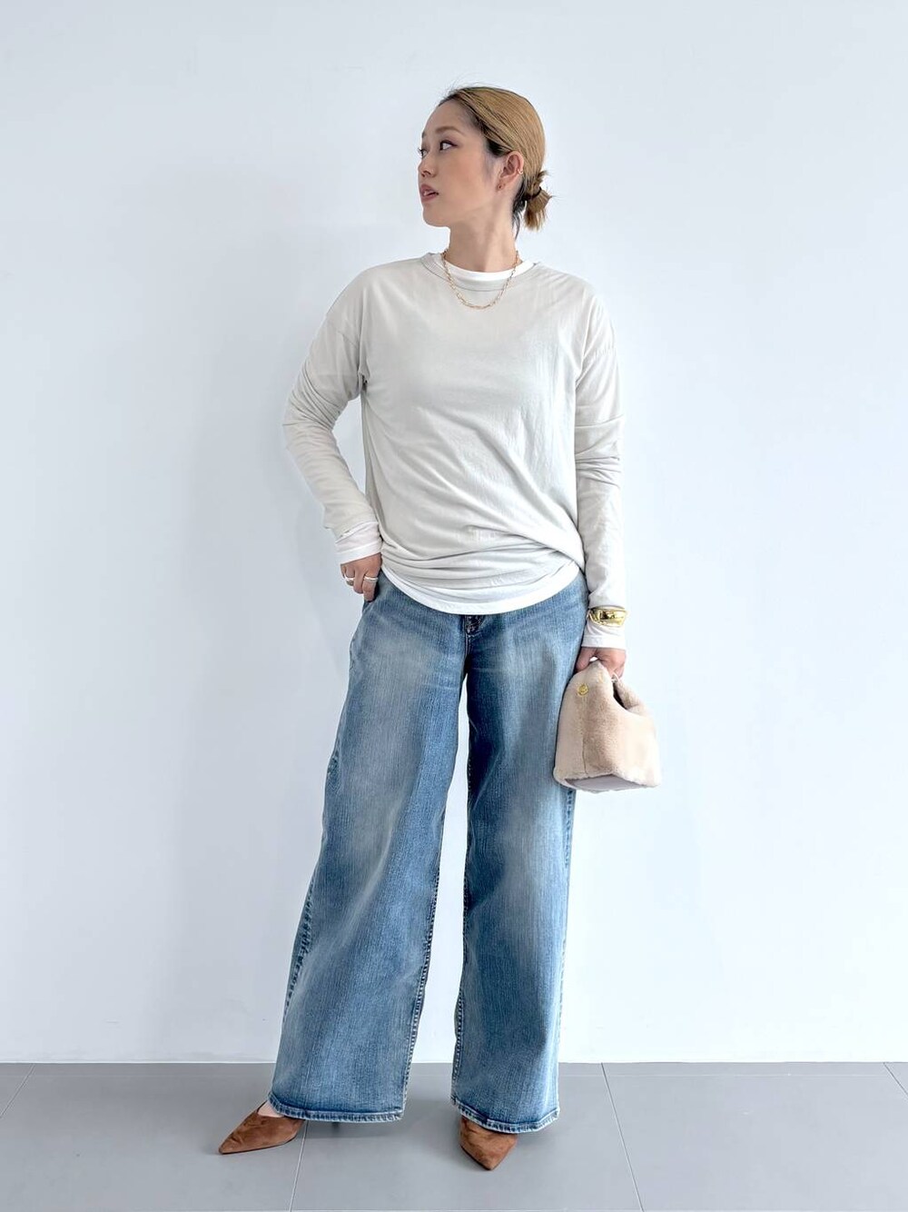 ブルー系のデニムパンツ、ホワイト系のショルダーバッグ、ホワイト系のTシャツ/カットソーを着用したレディースの夏コーディネートの1枚目の写真