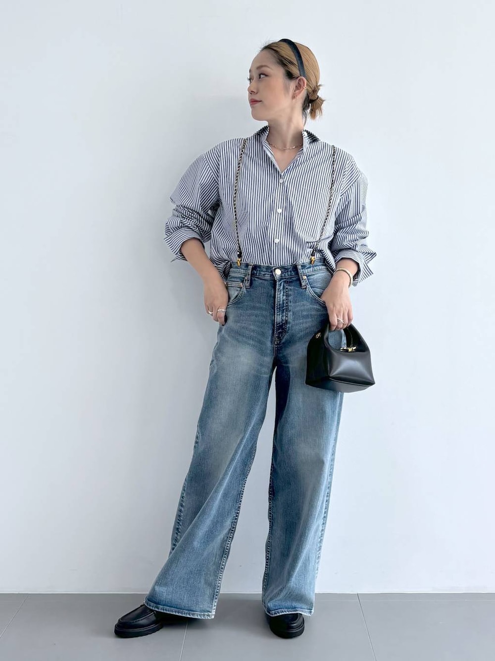 「ヘアアクセサリー、シャツスタイル、シャツ、デニムパンツ、ローファー、ハンドバッグ、秋コーデ、オーバーサイズ、ワンマイル、体型カバー、カジュアル、BARNYARDSTORM、Mazell、シンプルコーデ、大人カジュアル」｜「surtのBARNYARDSTORM / 【SURT】ルーズシルエットデニム【WEB限定サイズL】（デニムパンツ、ブルー系）」を使った、ニッシさん（レディース・164cm）の夏コーディネートの1枚目の写真