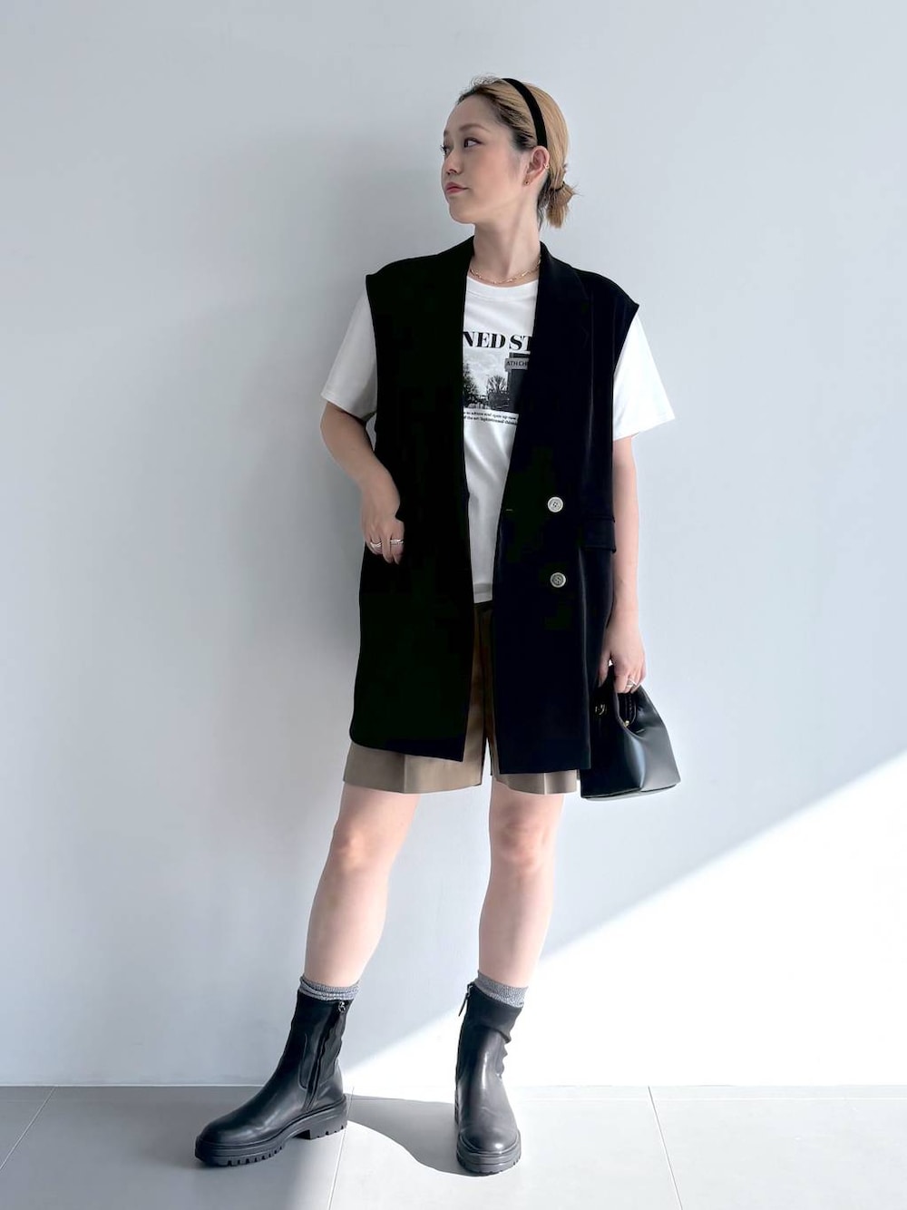 「ショートパンツ、Tシャツ、ブーツ、ショートブーツ、ヘアアクセサリー、ハンドバッグ、夏コーデ、秋コーデ、レイヤードスタイル、オーバーサイズ、ワンマイル、カジュアル、BARNYARDSTORM、Mazell、シンプルコーデ」｜「BARNYARDSTORMのBARNYARDSTORM / SINBONO / ショルダーBAG（ショルダーバッグ、ブラック系）」を使った、ニッシさん（レディース・164cm）の夏コーディネートの1枚目の写真